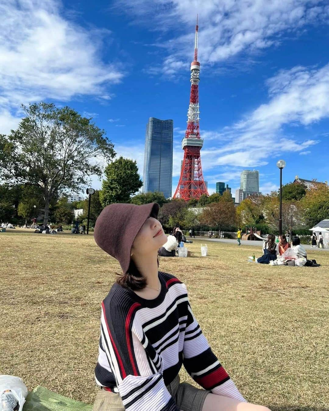 志茂彩奈のインスタグラム：「・ 東京で最高のリラックス方法がまた増えた✴︎🗼🥐 ・ ・ #東京ピクニック#芝公園#芝公園ピクニック」