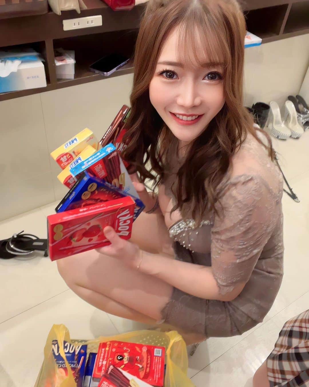 香月亜弥のインスタグラム：「昨日ポッキーの日だったから女の子達にポッキー配ってたらむぎちゃんが写真撮ってくれた😂💕せっかく撮ってくれたからいっぱい載せとこ笑 途中から泥酔しててポッキー渡せてない子ごめんね🥲 こうゆうポッキーの日とかの小さなイベント好き❤️笑笑」