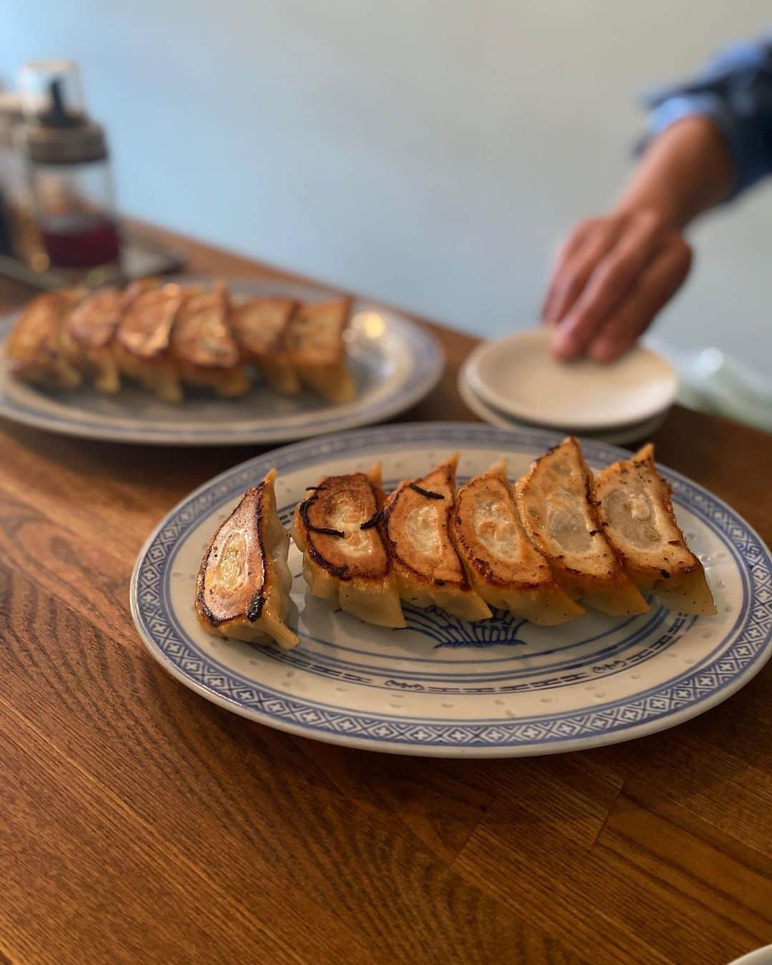 ᴱᴸᵞさんのインスタグラム写真 - (ᴱᴸᵞInstagram)「life lately 🍽️👖 カメラロール食べ物だらけ。 美味しいもの食べてる時がほんと幸せなのよ🫶🏻  ⓵良い気候だったのでテラスで晩酌🏠  ⓶ ワッフル激うまだった~ 🧇 　📍Kuppography Coffee   ⓷ モキチのピザとパスタだいすき🫶🏻 　夜にここの店舗来たの初めてだったけど 　夜も雰囲気良かった〜 　📍 Trattoria Mokichi   ⓸ 🩶(紛れ込み)  ⓹抹茶ラテは甘めだったから 　私好みではなかったけど、 　テリーヌは美味しかった！🍵 　📍RURU KAMAKURA   ⓺ ⓻餃子もシュウマイも美味しすぎた 　ぜひまた行きたい〜🥟 　📍山本餃子  ⓼ やっと行けた〜 　麻婆豆腐はもちろんだけど、 　杏仁豆腐が大好きすぎた🥡 　📍かかん　  ⓽ ⓾だいすきなさもんの新店も 　期待を裏切らない美味しさでした♡ 　寒くなってきたし食べたくなるよねー🍢 　📍水炊きおでん しゃもん」11月12日 17時40分 - diary___ely