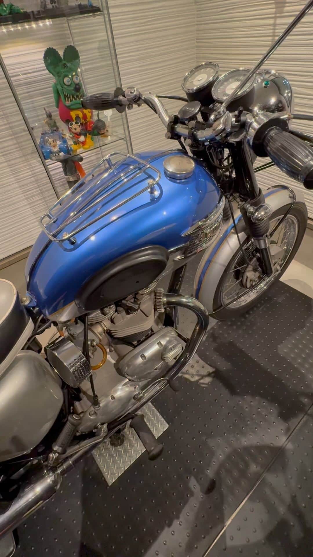 のインスタグラム：「iPhone 15 Proの広角とシネマティックモードで動画を撮ってみた。プラモデルみたいだ😆  #triumph #t120 #bonneville #650twin #britbike #britishmotorcycles #caferacer #classicmotorcycles  #classicbike #lewisleathers #madeinengland #LewisLeathers #rockers #tonupboys #triumphmotorcycles #vintagemotorcycles #トライアンフ #ボンネビル #バイクメーン #ボニー #ロッカーズ #ルイスレザー」
