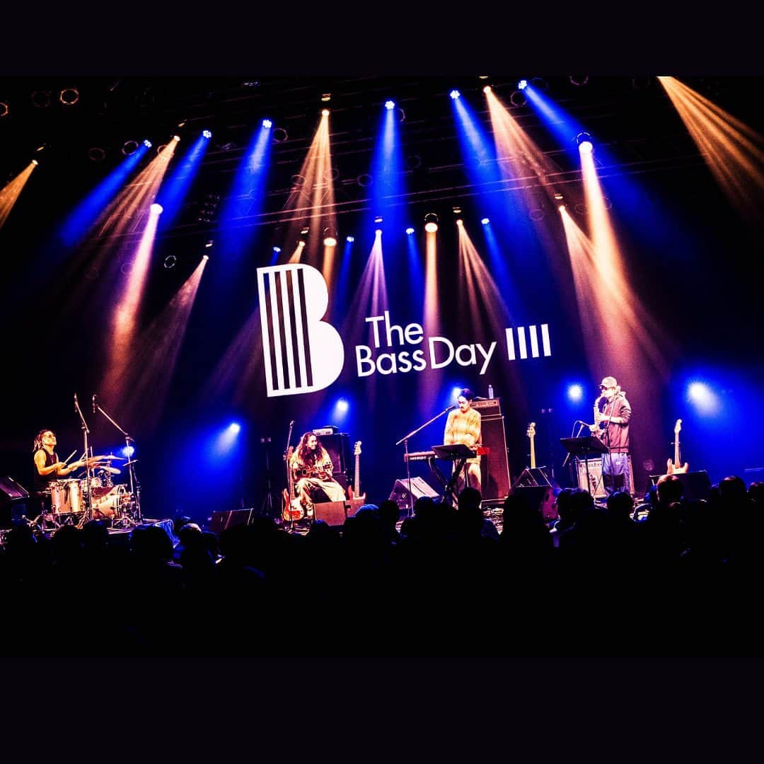 J-WAVE LIVE2000さんのインスタグラム写真 - (J-WAVE LIVE2000Instagram)「【その2:THE BASS DAY LIVE 2023振り返り】 11月11日を4本の弦に見立て、J-WAVEの提案で2014年に日本記念日協会に登録された「ベースの日」 これまで様々なイベントや番組を通して浸透してきた 「ベースの日」ですがまさにその当日、渋谷Spotify O-EASTライブイベント 「THE BASS DAY LIVE 2023」が最終日を迎えました！  【11月11日(土)】 ・MISA(BAND-MAID) ゲスト：Ba.吉田一郎不可触世界、Dr.前田遊野 ・あきらかにあきら(THE ORAL CIGARETTES) ゲスト：Gt.小野武正(KEYTALK)、Dr.高橋武(フレデリック) ・高木祥太(BREIMEN) ゲスト：TENDRE、MELRAW、Dr.田中航 ・TOKIE  ゲスト：Gt.Jake Cloudchair、Dr.城戸紘志  #jwave #ベースの日  photo by ﾖｼﾊﾗﾐｽﾞﾎ @_____bearmm」11月12日 17時40分 - jwave_live