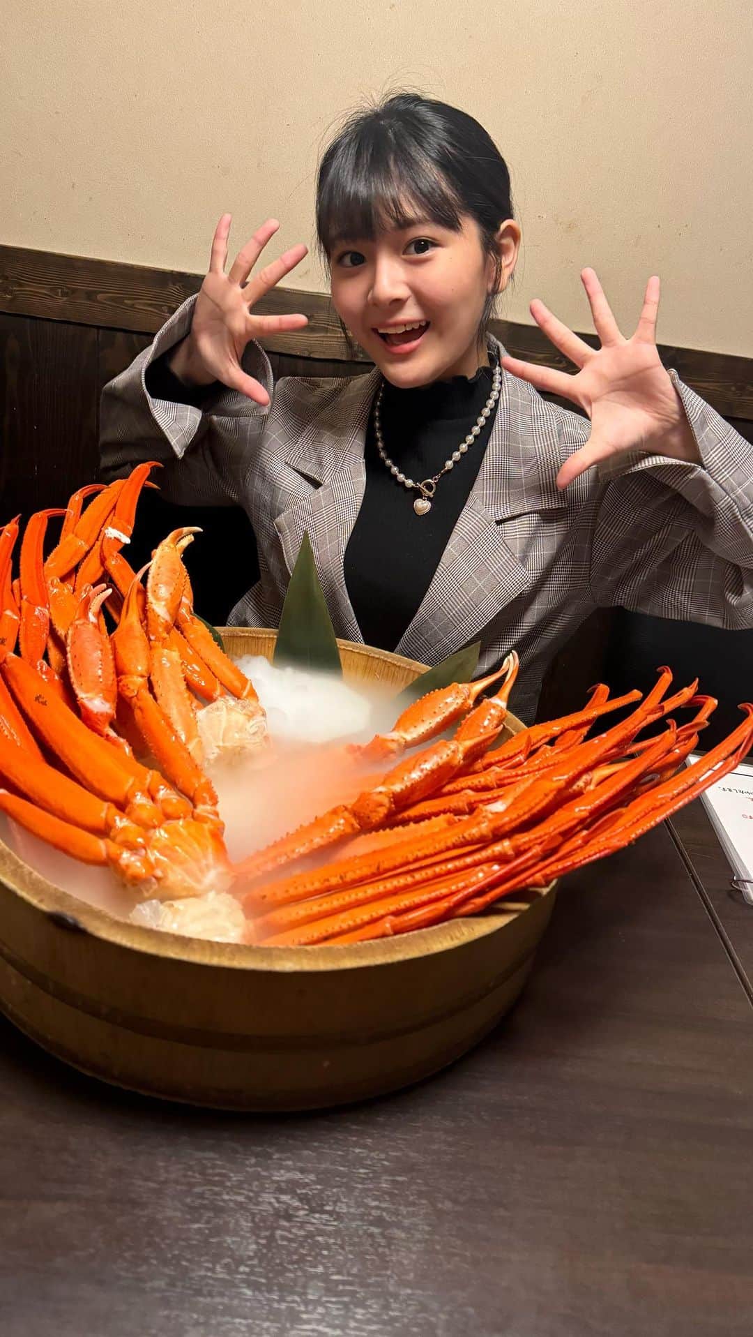 伊與田綾音のインスタグラム：「カニ食べ放題🦀♡ お腹いっぱい！」