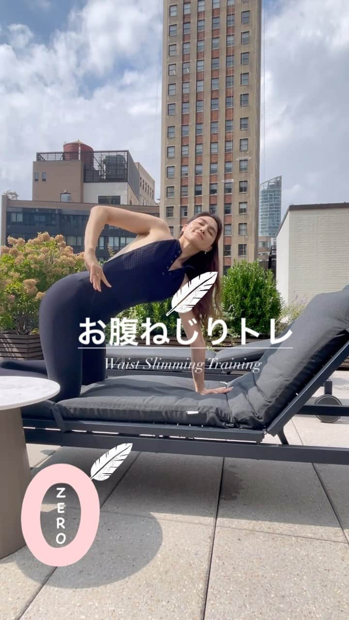 石村友見のインスタグラム：「お腹ねじりトレ🔥 お腹は空洞なので「ねじり」に弱い😆 今日から「お腹と背中」をネジネジして 余計な脂肪とサヨナラしましょう👋 ⁡ ————————————- 🕊️Point 🚩背中をのばす！ 🚩おへそからねじる！ 🚩背中に羽を生やす！ ————————————- ⁡ きもちよければ正解👍 肩や胸やお腹が痛ければ、 手は腰のままで🙆 ⁡ 保存して何度かやってみて💓 繰り返すうちにお腹&背中、二の腕まで お肉がとれて「肩こり」もラクになるよ！  ⁡ 心に羽を🕊️ ⁡ #健康  #肩こり  #ダイエット  #トレーニング」