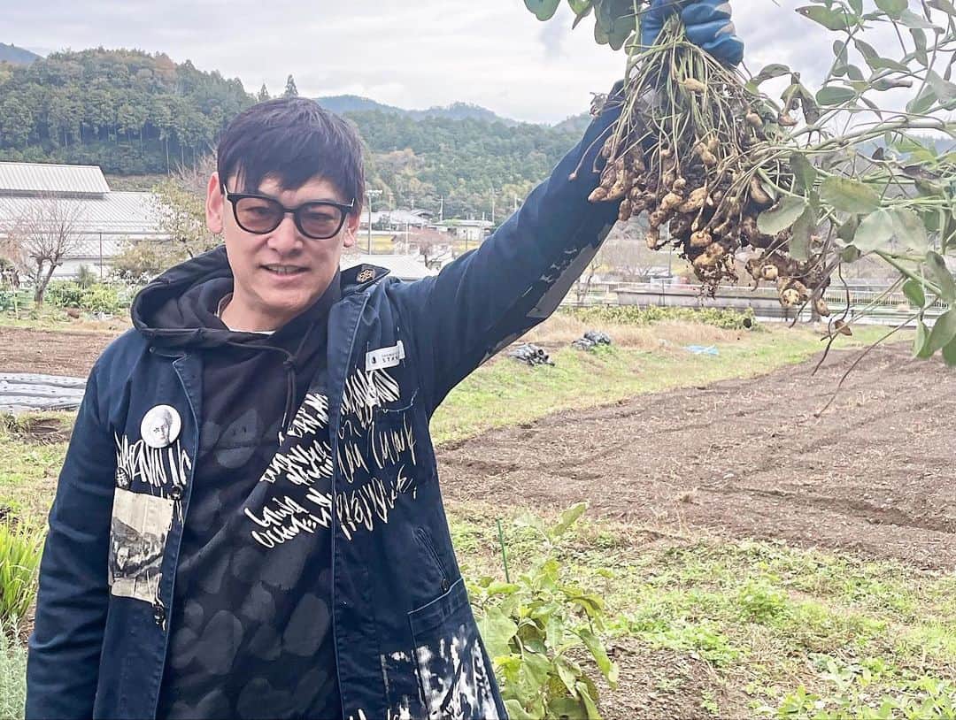 宮田麺児さんのインスタグラム写真 - (宮田麺児Instagram)「大豆と おおまさり（落花生）の 収穫。  同級生のマッサージさんが 外からのアプローチだけではなく　食で内からのアプローチをするために　育てた　無農薬　無肥料　土から育てた　大切な作物。 尊敬する。」11月12日 17時42分 - miyatamenji