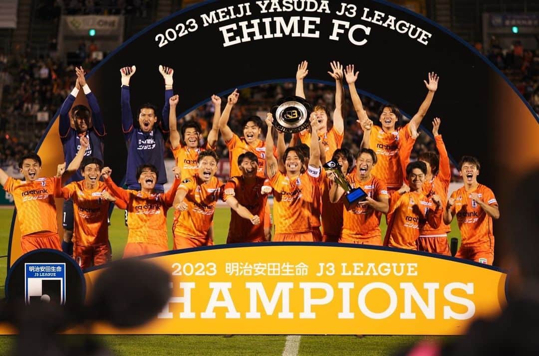 深堀隼平のインスタグラム：「Champion🏆  最高のチーム。みんな泣いてた。みんなありがとう。  #ehimefc #20231111 #11 #グランドスラム森脇　@moriwaki46_official」