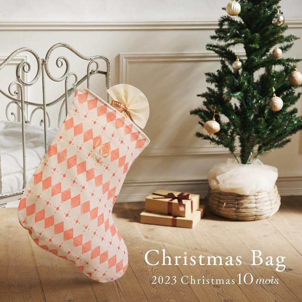 10mois(ディモワ) web shopのインスタグラム：「【予告】10moisのクリスマスバッグ 11/15（水）より発売開始！  毎年好評の靴下型のバッグに入ったクリスマスギフト。 ベビーとのクリスマスが特別な日になりますように。 10moisからクリスマス限定のギフトをお届けします。  ツリーやベッドにプレゼントを入れて飾ることのできる 靴下型のバッグ。 ベビーの初めてのクリスマスにはバッグと一緒に 記念撮影もできます。  数量限定となりますのでお早めにご検討くださいませ。  オンラインショップ：クリスマス靴下に入ったギフトセットを販売。 10mois直営店：店内商品をクリスマス靴下（税込1,100円）に入れてラッピングできます。  商品詳細はプロフィールURLから オンラインストアへ @10mois_official ┄  #ディモワ #赤ちゃんのいる暮らし #出産祝い #ベビーグッズ #ベビー用品 #ベビーギフト  #ファーストクリスマス #クリスマスプレゼント #赤ちゃんとクリスマス #初めてのクリスマス」