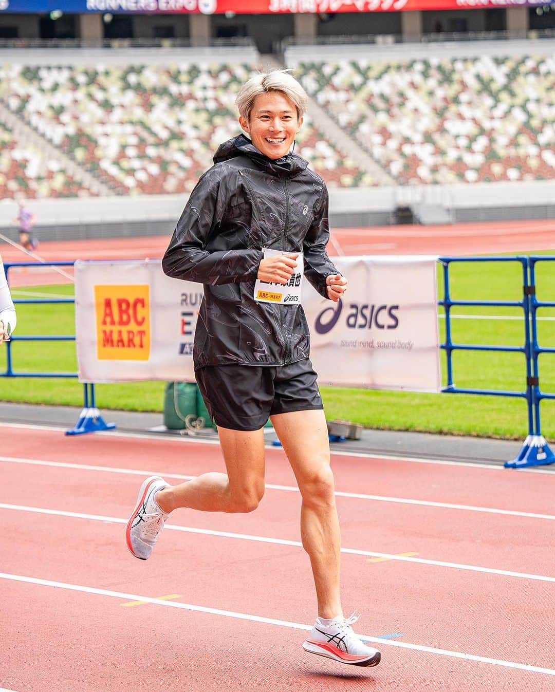 三津家貴也さんのインスタグラム写真 - (三津家貴也Instagram)「. 今日は国立競技場のRUNNERS EXPO2023 ABC-MART×ASICSに公式アンバサダーとして参加させていただきました！！ キッズランニングセミナー、レディースランニングセミナー、3時間リレーマラソンに盛りだくさんのイベントでした！！ 僕が担当したセミナーでは、キッズの方には「かけっこで速くなろう」、レディースの方には「お尻を使って楽に走ろう、キレイに痩せよう」をテーマにしました！ 変化を実感していただけた声をいただきすごく嬉しかったです😭 初めて走りました！という方たちも多く、ぜひこれを機にランニングにハマっていただけたらと思います。笑 次回のイベントは神戸マラソン！！ EXPOから行くのでみんなよろしくねー^_^ Photo by @reiji_0819  #RUNNERSEXPO #ABCMART #ASICS #次回は #神戸マラソンやってみよう」11月12日 17時53分 - takaya_mitsuka