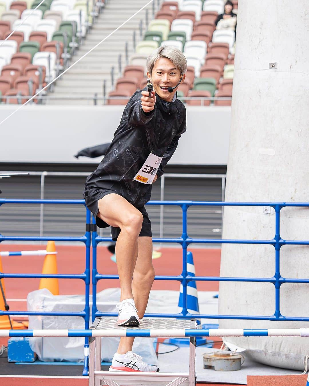 三津家貴也さんのインスタグラム写真 - (三津家貴也Instagram)「. 今日は国立競技場のRUNNERS EXPO2023 ABC-MART×ASICSに公式アンバサダーとして参加させていただきました！！ キッズランニングセミナー、レディースランニングセミナー、3時間リレーマラソンに盛りだくさんのイベントでした！！ 僕が担当したセミナーでは、キッズの方には「かけっこで速くなろう」、レディースの方には「お尻を使って楽に走ろう、キレイに痩せよう」をテーマにしました！ 変化を実感していただけた声をいただきすごく嬉しかったです😭 初めて走りました！という方たちも多く、ぜひこれを機にランニングにハマっていただけたらと思います。笑 次回のイベントは神戸マラソン！！ EXPOから行くのでみんなよろしくねー^_^ Photo by @reiji_0819  #RUNNERSEXPO #ABCMART #ASICS #次回は #神戸マラソンやってみよう」11月12日 17時53分 - takaya_mitsuka