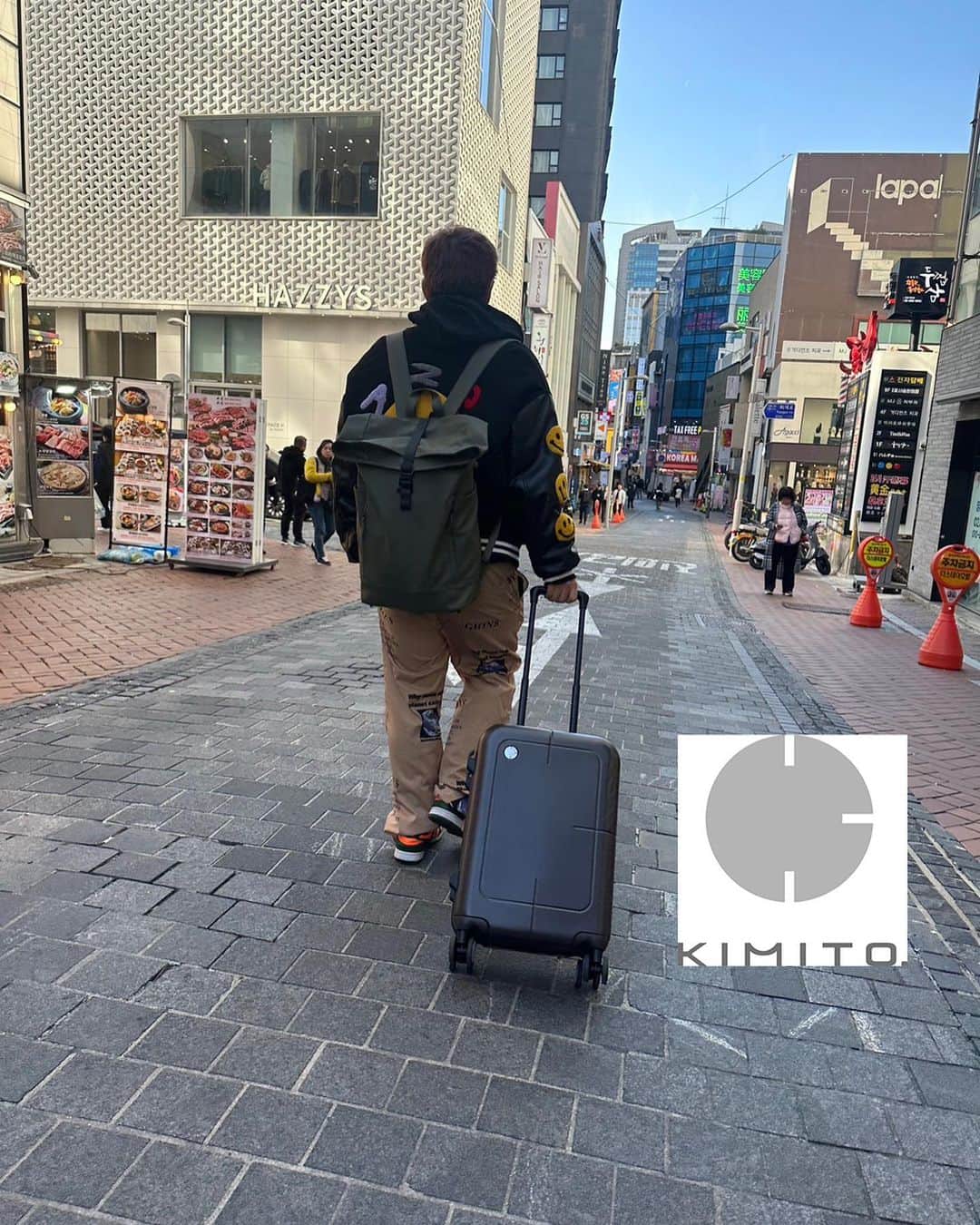 へきほーのインスタグラム：「明洞の街で📷  てかこのキャリーが便利すぎる！！！ @kimito_you   飛行機の機内持ち込みできるサイズで2.5kgなのに、そのサイズの割に36ℓの大容量で、 さらに両面仕切り付きで、マチつきポケット、クロスベルトもあるから、どんなものでしっかり入る！！  しかも安心のHINOMOTO製のキャスターで最新の静音タイヤ使ってるから、キャリー持ってること忘れるぐらいガラガラ音小さい。言い過ぎじゃないよ笑 簡単に外せるから、汚れてもすぐ洗える、古くなったキャスターだけ交換もできるよ！  横についてるフックも２個ついてるから、手提げの袋系もかけられるマジ便利✨  キャリバーも3段階調節でちょうど良くかつ、めっちゃ長くのばせるし、  鍵も最新式のTSAロック008をつかってるから、好きな番号の暗証番号にできて、うっかり鍵無くす心配もいらない！  取り扱い説明書も入ってるし、NFCタグ技術で、本体横のブランドロゴマークにスマホを近づけると旅や出張に役立つ情報もみれて、今後もアップデートされるんだって！！  カラーもホワイトとブラックでメンズでもレディースでも使いやすいデザイン！  とにかく軽いし、持ちやすい！！！ 使い心地神です✨✨✨  なのにお手頃な価格です！！！ マジ近未来のキャリーケース✨✨  韓国旅行とかマジで重宝するよ！！！ 旅行、出張多い人におすすめです。  @kimito_you←気になる方はこちらをチェック！！ ストーリーにもURL貼ったからチェックしてね✨  にしても最近の韓国はもう寒い😱😱✨  #kimito_you #kimito #出張 #スーツケース #キミとどこまでも #旅 #旅行 #スーツケース #PR」