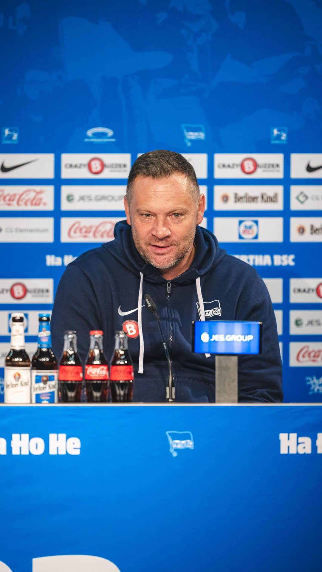 ヘルタ・ベルリンのインスタグラム：「“Wir hätten das dritte Tor machen müssen”. Die PK nach unserem Spiel gegen den @karlsruhersc.  #BSCKSC #HaHoHe」
