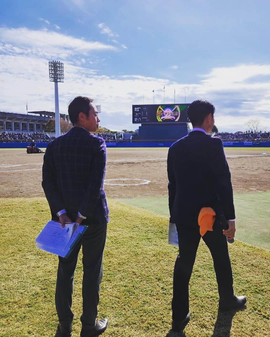 高橋大輔さんのインスタグラム写真 - (高橋大輔Instagram)「静岡・草薙球場  「巨人軍レジェンドOBvsジャイアンツ女子チーム」  スタジアムMCでした🎤  OBチームのメンバーが超豪華✨  現役時代にアナウンスしていた選手を久しぶりにコールできたり、いつもレジェンズシートでお世話になっている皆さんの勇姿を拝見できました☺️  そして  まさか自分が江川卓さんをコールする日がくるなんて‥  色々な意味で特別な空間、時間でした。  女子チームもバッティングも良かったですし、特に守備が素晴らしかったです！いつもハツラツとしたプレーは応援したくなりますね🎵  ご一緒させていただいた静岡第一テレビの秋元啓二アナと📸  ご来場いただいた皆様、ありがとうございました😌  #ジャイアンツ #OB戦 #読売ジャイアンツ #ジャイアンツ女子チーム #草薙球場 #スタジアムmc #秋元啓二アナウンサー #ジャビット」11月12日 17時48分 - daisuke_72