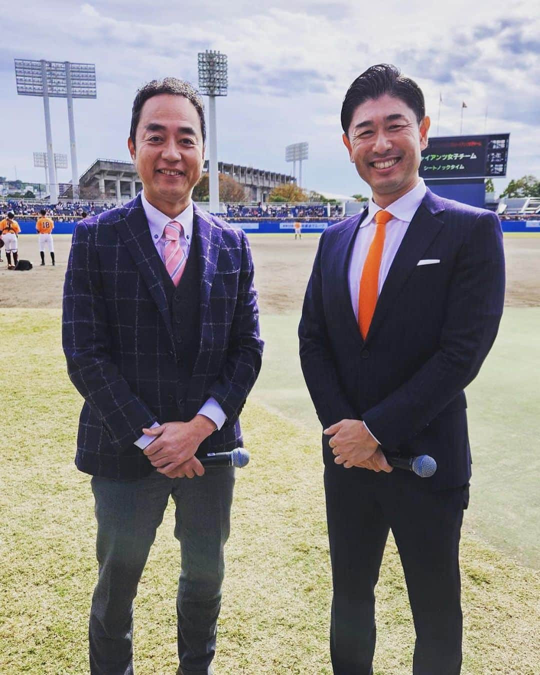 高橋大輔さんのインスタグラム写真 - (高橋大輔Instagram)「静岡・草薙球場  「巨人軍レジェンドOBvsジャイアンツ女子チーム」  スタジアムMCでした🎤  OBチームのメンバーが超豪華✨  現役時代にアナウンスしていた選手を久しぶりにコールできたり、いつもレジェンズシートでお世話になっている皆さんの勇姿を拝見できました☺️  そして  まさか自分が江川卓さんをコールする日がくるなんて‥  色々な意味で特別な空間、時間でした。  女子チームもバッティングも良かったですし、特に守備が素晴らしかったです！いつもハツラツとしたプレーは応援したくなりますね🎵  ご一緒させていただいた静岡第一テレビの秋元啓二アナと📸  ご来場いただいた皆様、ありがとうございました😌  #ジャイアンツ #OB戦 #読売ジャイアンツ #ジャイアンツ女子チーム #草薙球場 #スタジアムmc #秋元啓二アナウンサー #ジャビット」11月12日 17時48分 - daisuke_72