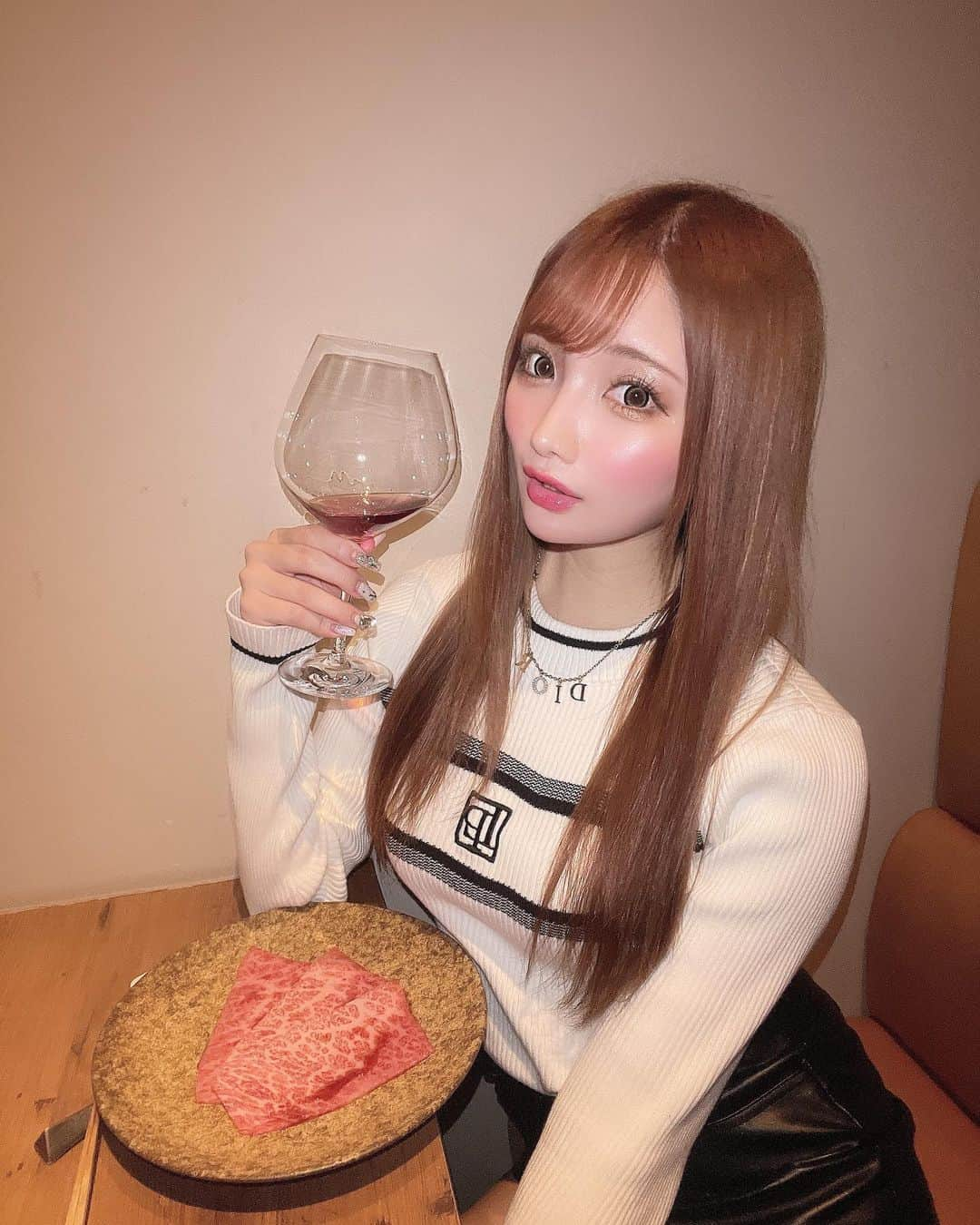 まゆぴちゅーさんのインスタグラム写真 - (まゆぴちゅーInstagram)「うしごろ焼肉🐄🤎in西麻布本店♡  この間焼肉女子会した時の🫶🏻 大好きなうしごろ♡！ @ushigoro_yakiniku   西麻布本店で秋のコース食べてきました🤤❤︎  いくらやキャビア、トリュフを たーーっぷり贅沢に使ったメニューたくさんで 大興奮( ⸝⸝⸝•_•⸝⸝⸝ )♡︎♡︎美味しすぎた🥲💓💓  〆の秋鮭といくら、厳選部位の石焼ご飯も たまらんかった…お腹いっぱいでも 食べちゃう感じの美味しさ…🥲🥲💓💓💓  あとデザートのかぼちゃブリュレが どタイプな味すぎて😭🎃🤎🤎🤎🤎  まじぜひ食べてほしい！！！(笑)  やっぱ美味しいお肉には、 赤ワインも飲みたくなりますよねっ🙈🍷  …ってことで仕事前だけどワインも飲みました💋笑  うしごろはお肉美味しくて好き♡ . . . @ushigoro_yakiniku  #pr #うしごろ #うしごろ西麻布 #焼肉 #焼肉グルメ #焼肉ディナー #焼肉デート #ワイン好き #ワインスタグラム #にくすたぐらむ #肉スタグラム #西麻布グルメ #西麻布ディナー」11月12日 17時49分 - mayu_03pichu