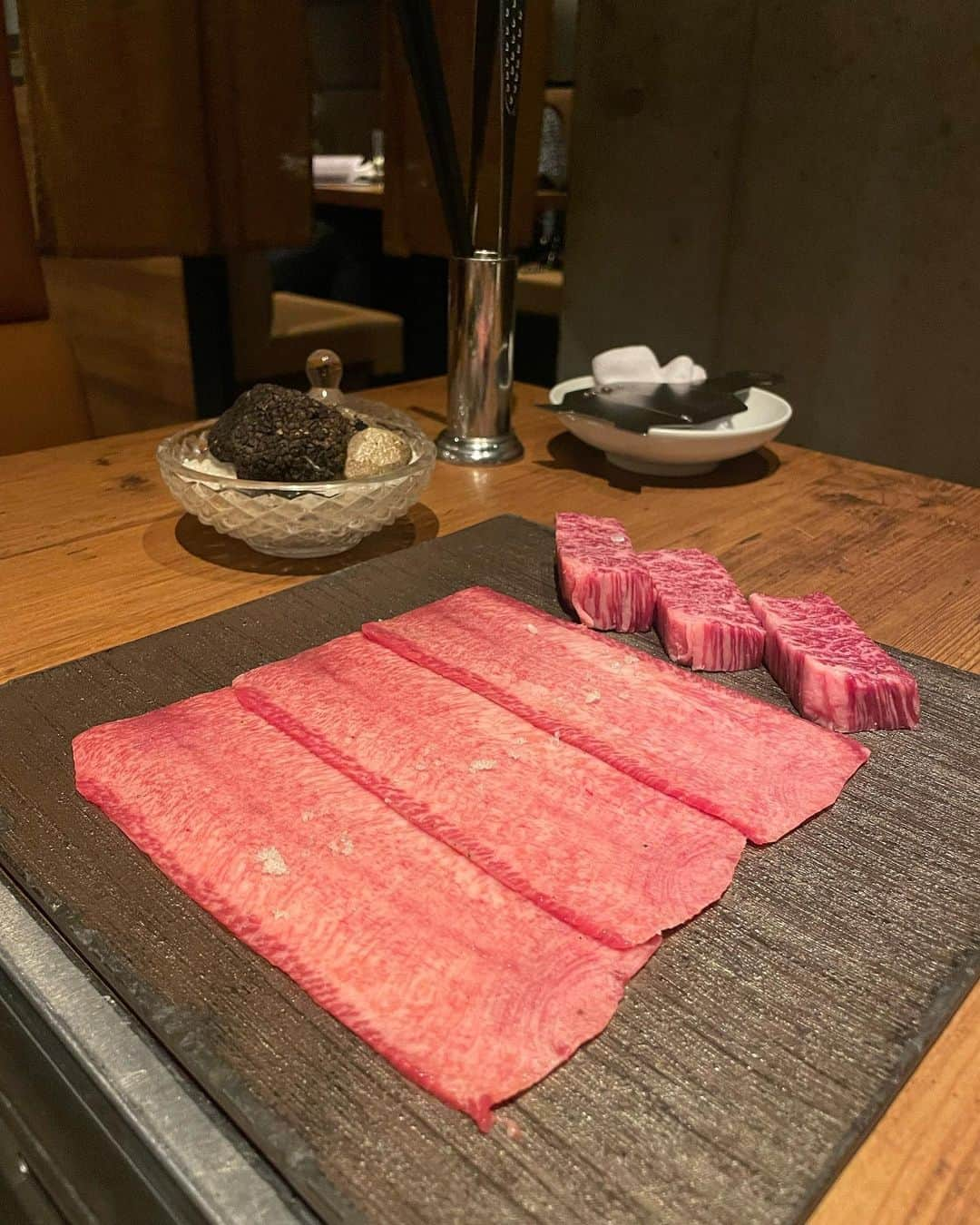 まゆぴちゅーさんのインスタグラム写真 - (まゆぴちゅーInstagram)「うしごろ焼肉🐄🤎in西麻布本店♡  この間焼肉女子会した時の🫶🏻 大好きなうしごろ♡！ @ushigoro_yakiniku   西麻布本店で秋のコース食べてきました🤤❤︎  いくらやキャビア、トリュフを たーーっぷり贅沢に使ったメニューたくさんで 大興奮( ⸝⸝⸝•_•⸝⸝⸝ )♡︎♡︎美味しすぎた🥲💓💓  〆の秋鮭といくら、厳選部位の石焼ご飯も たまらんかった…お腹いっぱいでも 食べちゃう感じの美味しさ…🥲🥲💓💓💓  あとデザートのかぼちゃブリュレが どタイプな味すぎて😭🎃🤎🤎🤎🤎  まじぜひ食べてほしい！！！(笑)  やっぱ美味しいお肉には、 赤ワインも飲みたくなりますよねっ🙈🍷  …ってことで仕事前だけどワインも飲みました💋笑  うしごろはお肉美味しくて好き♡ . . . @ushigoro_yakiniku  #pr #うしごろ #うしごろ西麻布 #焼肉 #焼肉グルメ #焼肉ディナー #焼肉デート #ワイン好き #ワインスタグラム #にくすたぐらむ #肉スタグラム #西麻布グルメ #西麻布ディナー」11月12日 17時49分 - mayu_03pichu