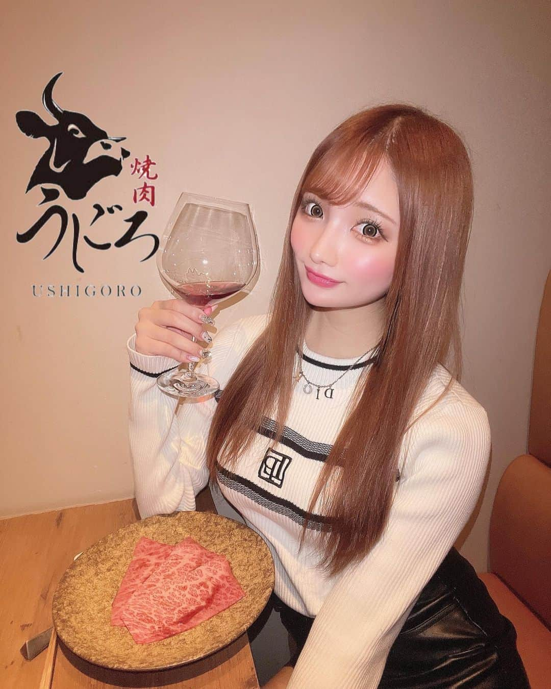 まゆぴちゅーのインスタグラム：「うしごろ焼肉🐄🤎in西麻布本店♡  この間焼肉女子会した時の🫶🏻 大好きなうしごろ♡！ @ushigoro_yakiniku   西麻布本店で秋のコース食べてきました🤤❤︎  いくらやキャビア、トリュフを たーーっぷり贅沢に使ったメニューたくさんで 大興奮( ⸝⸝⸝•_•⸝⸝⸝ )♡︎♡︎美味しすぎた🥲💓💓  〆の秋鮭といくら、厳選部位の石焼ご飯も たまらんかった…お腹いっぱいでも 食べちゃう感じの美味しさ…🥲🥲💓💓💓  あとデザートのかぼちゃブリュレが どタイプな味すぎて😭🎃🤎🤎🤎🤎  まじぜひ食べてほしい！！！(笑)  やっぱ美味しいお肉には、 赤ワインも飲みたくなりますよねっ🙈🍷  …ってことで仕事前だけどワインも飲みました💋笑  うしごろはお肉美味しくて好き♡ . . . @ushigoro_yakiniku  #pr #うしごろ #うしごろ西麻布 #焼肉 #焼肉グルメ #焼肉ディナー #焼肉デート #ワイン好き #ワインスタグラム #にくすたぐらむ #肉スタグラム #西麻布グルメ #西麻布ディナー」