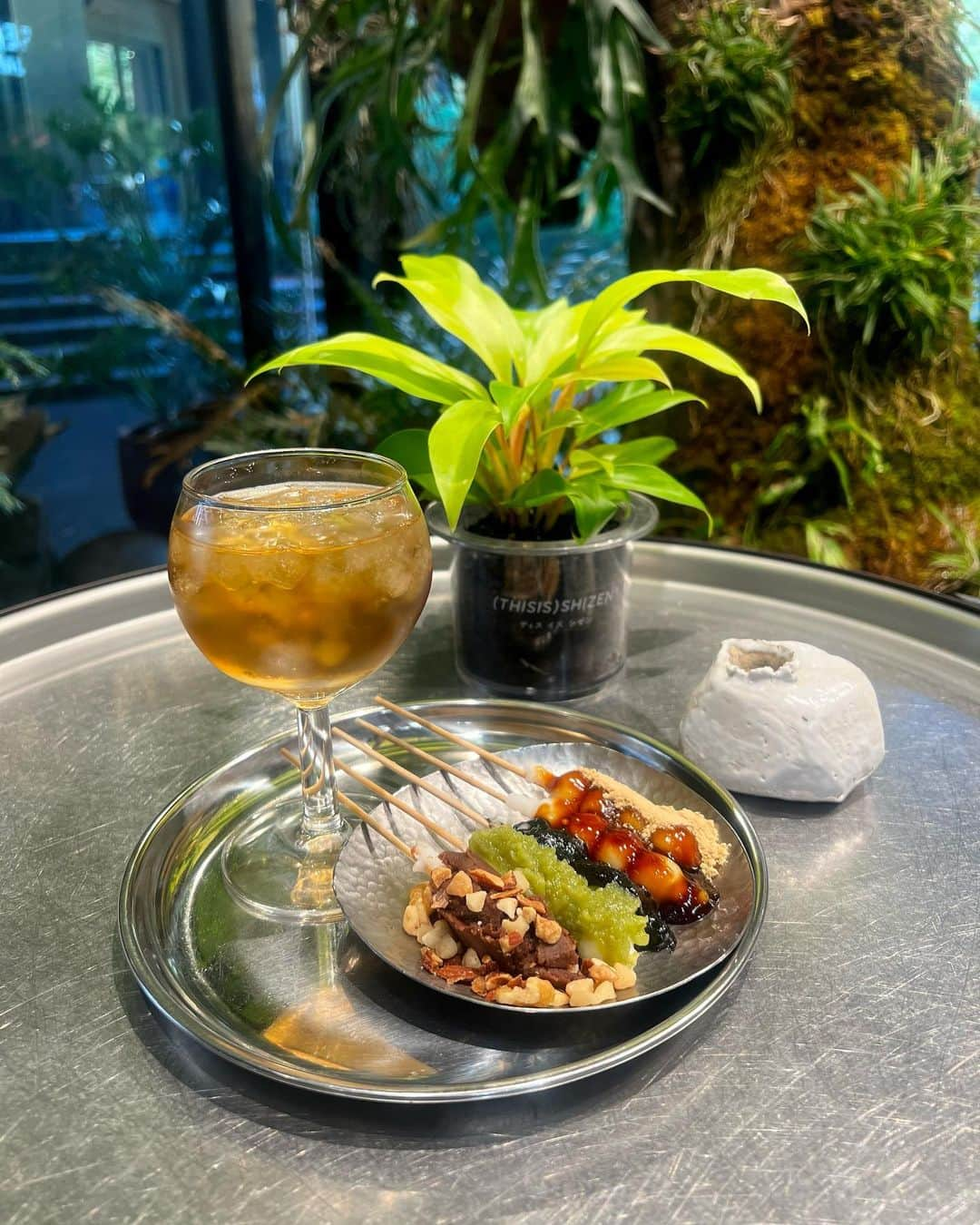 のののインスタグラム：「新風館カフェ 久しぶりにお団子食べた🍡  🌱 #新風館#新風館カフェ#新風館グルメ#烏丸御池カフェ#烏丸御池グルメ#烏丸カフェ#烏丸グルメ#京都カフェ#京都グルメ#ディスイズシゼン#kyoto#kyotocafe」