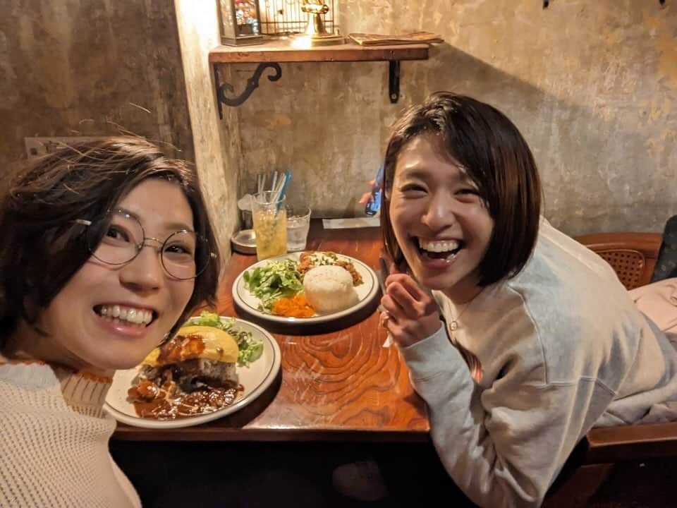 峯村沙紀のインスタグラム：「😋🩷🩷😋 ・ ・ 2人でご飯なんていうのは初めての志歩🫶 今は国家資格も取ってお仕事めちゃくちゃ頑張ってて かっこいい志歩です🩷  素敵なお店 @analog_shinjuku  も 予約してくれてありがとう😘  またバレー🏐もご飯も行こうねー‼️  #近藤志歩 #戦友 #川崎橘バレー  #九文  #懐かしい話で盛り上がる #バレーボール #東京 #新宿 #新宿ランチ #東京ランチ #おしゃれランチ #ありがとう」