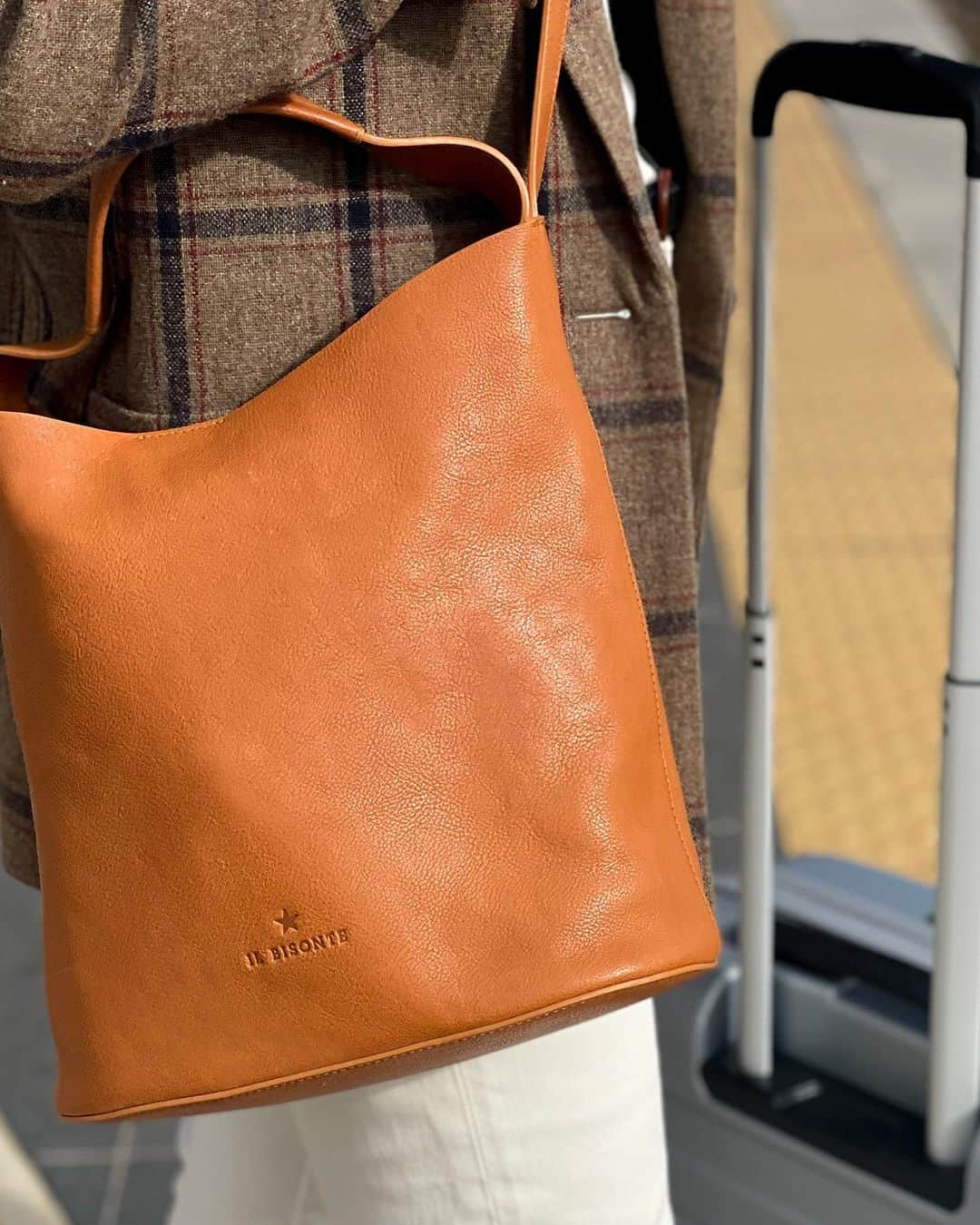 イルビゾンテさんのインスタグラム写真 - (イルビゾンテInstagram)「🇫🇷 CONCOURS ! @alidifirenze s'associe à la marque de sac en cuir italien @ilbisonteofficial pour faire gagner un des sacs portés en Style Story par Alice, le LAUDI en cuir naturel !   Pour participer, il vous faudra : 🔸 Liker cette photo 🔸 Vous abonner à @alidifirenze @ilbisonteofficial  🔸 Mentionner deux ami(e)s en commentaires 🔸 Partager le post dans vos stories en taguant @alidifirenze @ilbisonteofficial  Fin du concours mercredi 15 novembre 2023 à 21h ! Bonne chance à tous ✨ *Mentions légales : Si le modèle n'était plus disponible, la marque se réservera le droit de communiquer un modèle similaire ou de proposer une autre couleur.    🇬🇧 GIVEAWAY ! @alidifirenze is teaming up with the Italian leather bag brand @ilbisonteofficial to win* one of the bags worn in Style Story by Alice, the LAUDI in leather color natural !  To participate, you will need to: 🔸 Like this photo 🔸 Subscribe to @alidifirenze @ilbisonteofficial 🔸 Mention two friends in comments  🔸 Share the post in your stories and tag @alidifirenze @ilbisonteofficial  End of the competition Wednesday November 15th, 2023 at 9 p.m.! Good luck everyone ✨ *Legal notices: If the chosen model is no longer available, the brand reserves the right to communicate a similar model or propose another color. . . .  . . . . . #ilbisonte #alidifirenze #madeinitaly #concours #giveway」11月12日 17時51分 - ilbisonteofficial