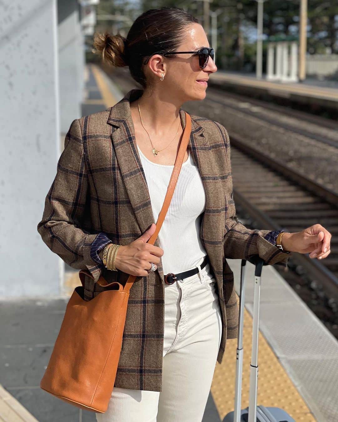 イルビゾンテのインスタグラム：「🇫🇷 CONCOURS ! @alidifirenze s'associe à la marque de sac en cuir italien @ilbisonteofficial pour faire gagner un des sacs portés en Style Story par Alice, le LAUDI en cuir naturel !   Pour participer, il vous faudra : 🔸 Liker cette photo 🔸 Vous abonner à @alidifirenze @ilbisonteofficial  🔸 Mentionner deux ami(e)s en commentaires 🔸 Partager le post dans vos stories en taguant @alidifirenze @ilbisonteofficial  Fin du concours mercredi 15 novembre 2023 à 21h ! Bonne chance à tous ✨ *Mentions légales : Si le modèle n'était plus disponible, la marque se réservera le droit de communiquer un modèle similaire ou de proposer une autre couleur.    🇬🇧 GIVEAWAY ! @alidifirenze is teaming up with the Italian leather bag brand @ilbisonteofficial to win* one of the bags worn in Style Story by Alice, the LAUDI in leather color natural !  To participate, you will need to: 🔸 Like this photo 🔸 Subscribe to @alidifirenze @ilbisonteofficial 🔸 Mention two friends in comments  🔸 Share the post in your stories and tag @alidifirenze @ilbisonteofficial  End of the competition Wednesday November 15th, 2023 at 9 p.m.! Good luck everyone ✨ *Legal notices: If the chosen model is no longer available, the brand reserves the right to communicate a similar model or propose another color. . . .  . . . . . #ilbisonte #alidifirenze #madeinitaly #concours #giveway」