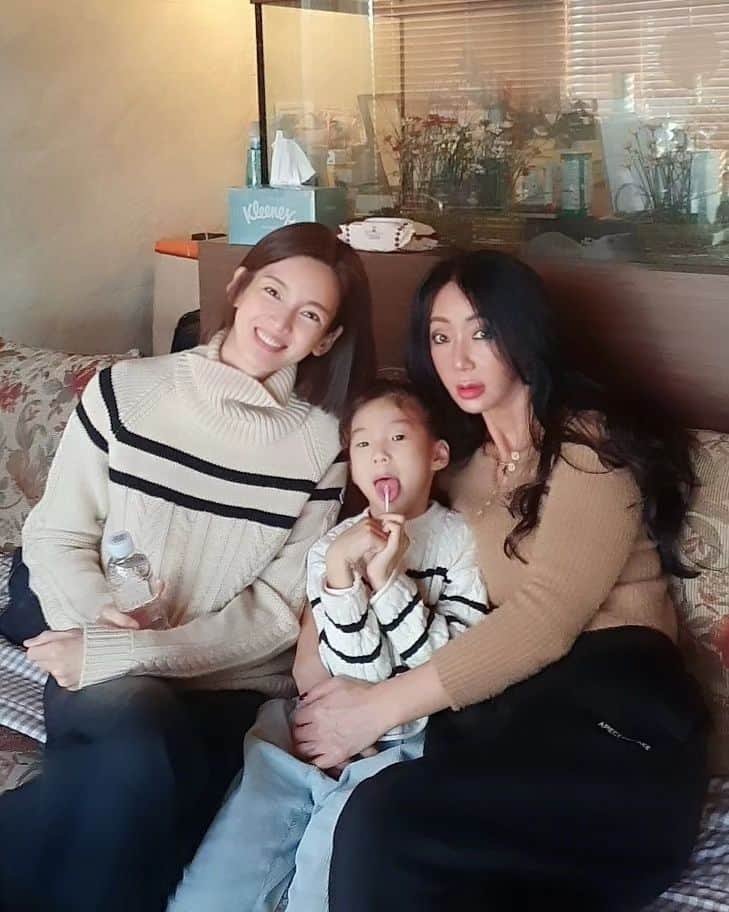 チョン・ガウンさんのインスタグラム写真 - (チョン・ガウンInstagram)「홍대 #드타이랜드  에서 지영언니 덕분에 8살 딸랑구랑  생애 첫 커플마사지를 받았네요.  소이는 처음 받아보는 오일마사지에 어리둥절! 잠시도 입을 쉬지않는 스타일인데 마사지 받는동안은.. 말도 안하고 가만히 마사지를 받더라구요 그모습이 너무 신기했어요~~~  담엔 엄마 모시고 한번 가야겠네..  #홍대드타이랜드  #힐링마사지 #피로회복 #고마워요언니」11月12日 17時52分 - jung_ka_eun