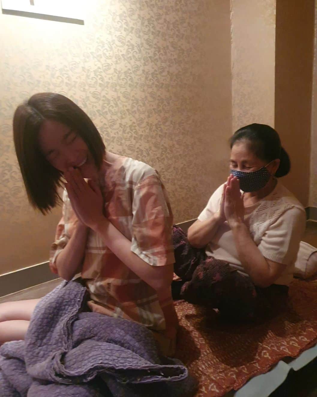チョン・ガウンさんのインスタグラム写真 - (チョン・ガウンInstagram)「홍대 #드타이랜드  에서 지영언니 덕분에 8살 딸랑구랑  생애 첫 커플마사지를 받았네요.  소이는 처음 받아보는 오일마사지에 어리둥절! 잠시도 입을 쉬지않는 스타일인데 마사지 받는동안은.. 말도 안하고 가만히 마사지를 받더라구요 그모습이 너무 신기했어요~~~  담엔 엄마 모시고 한번 가야겠네..  #홍대드타이랜드  #힐링마사지 #피로회복 #고마워요언니」11月12日 17時52分 - jung_ka_eun