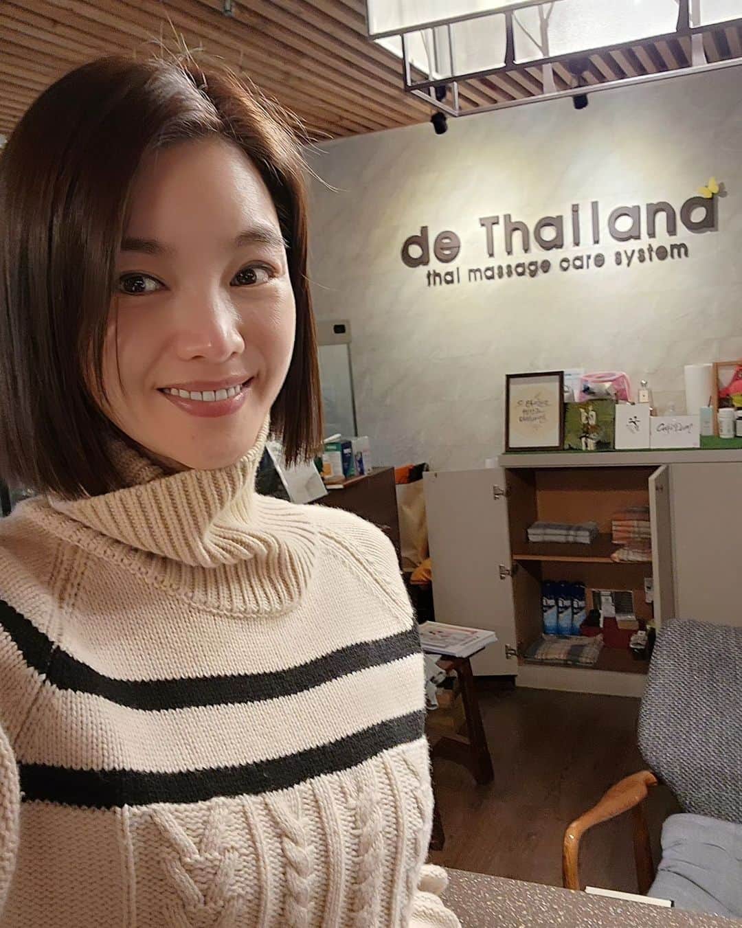 チョン・ガウンさんのインスタグラム写真 - (チョン・ガウンInstagram)「홍대 #드타이랜드  에서 지영언니 덕분에 8살 딸랑구랑  생애 첫 커플마사지를 받았네요.  소이는 처음 받아보는 오일마사지에 어리둥절! 잠시도 입을 쉬지않는 스타일인데 마사지 받는동안은.. 말도 안하고 가만히 마사지를 받더라구요 그모습이 너무 신기했어요~~~  담엔 엄마 모시고 한번 가야겠네..  #홍대드타이랜드  #힐링마사지 #피로회복 #고마워요언니」11月12日 17時52分 - jung_ka_eun