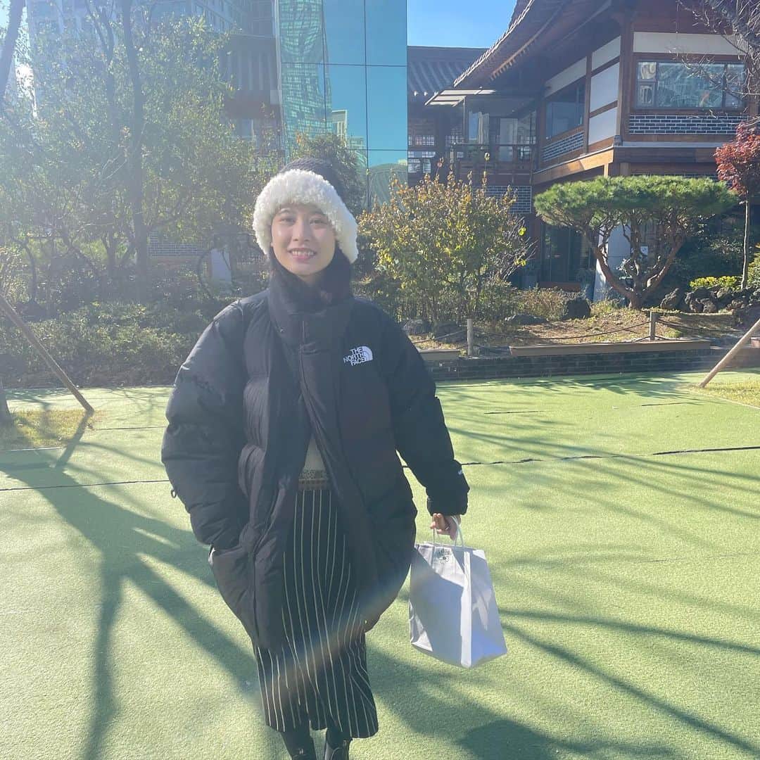 前田エマのインスタグラム：「추워~ 추워~⛄️ 다음주 일요일 (11월19일)서울의 멋진 카페에서 음악과 낭독, 영상의  공연을 할게요📕♬🎬 제 유학생활의 마지막! 기다릴게요〜！ 아! 친구는 저에게 연락주세요♡ ソウルで朗読と音楽と映像のライブします！ 私の韓国生活の最後の思い出〜！みなさま是非お越しください♡ お友達は私に連絡ください！予約します！ @amenohicoffee  (예매 시작합니다) 음악과 낭독, 영상의 특 별한 저녁입니다. amenohi concert #62  EMMA MAEDA X DEERREVENGE  2023.11.19 (sun) open 19:00 / start 20:00  charge 20,000w   입장시간 7시부터 공연시작 8시 사이에는 혼마 다카시의 영 상작품 "Trails"의 일부를 상영할 예정입니다.  - 그 날 카페 영업시간은 13:00~17:30로 되어 있습니다. 외부음식 반입 불가합니다. 현장에서 주문해주세요. DEERREVENGE 사진가 혼마 다카시의 이벤트 현장에 자주 출몰하는 수수께끼의 복면밴드.  EMMA MAEDA(前田エマ) @emma_maeda 일본의 모델, 에세이스트, 소설가. 2023년 3월부터 서울에 체 류하고 있다. 이번 공연에는 낭독 등 퍼포먼스로 참여한다. :」