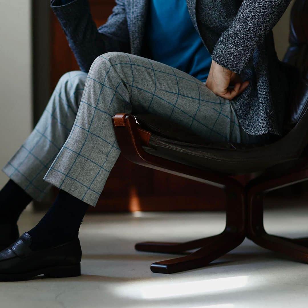 ストラスブルゴのインスタグラム：「⁡ -The Elegance in Comfort 2023 AUTUMN / WINTER VOL.2 TROUSERS for CASUAL- ⁡ 長引く残暑が過ぎたら、街は一気に秋模様。 爽やかな風に誘われて、休日も足取り軽やかに出かけたくなります。 さて、今年はどんな服で秋冬を過ごそうか......そう思案しているなら、 まずパンツから新調してみることをおすすめします。 一見脇役に思えて、実はお洒落の成否を決定づけるパンツ。 自由な装いを楽しめるカジュアルスタイルでこそ、 その重要度は高いのです。 ⁡ Pants <SO> ¥46,200 商品コード：1163123105008 ⁡ Pants <SO> ¥31,900 商品コード：1163123105011」