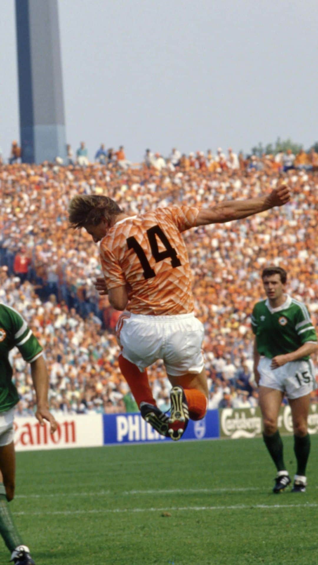 サッカー オランダ代表チームのインスタグラム：「𝐖𝐢𝐦 𝐊𝐢𝐞𝐟𝐭 turns 61 today! 🎊  👕 43 caps, ⚽️ 11 goals & 𝐭𝐡𝐚𝐭 header vs Ireland! 💥😎  #NothingLikeOranje」