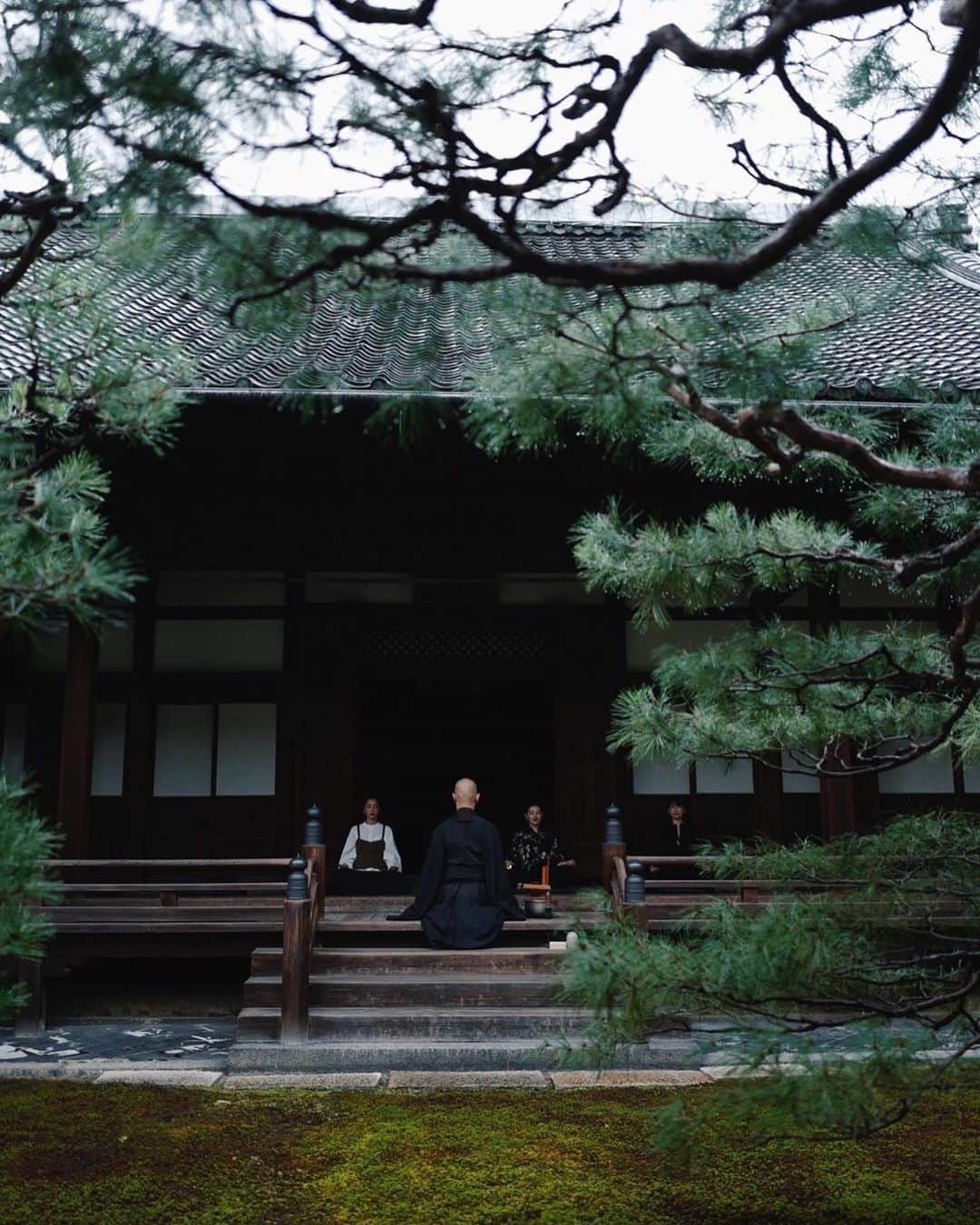 高園あずさのインスタグラム：「先日、スキンケアブランド @fas 企画の ブランドのゆかりの地を巡る旅へ参加。 企画された内容がどれも興味深く 素敵な経験をさせていただきましたが その中でも初めての体験…。  1-3 京都 両足院 瞑想に興味がありつつもこれまで機会がなく 今回の旅で初めて座禅を体験。 普段こうやって自然に耳を傾けて 感覚が研ぎ澄まされるような時間を取っていただろうか…。 自分にとっての細やかな瞑想の時間を 忙しない日々にも取り入れたい。  4.5 FAS 京都東山本店 この夏にオープンしたばかりの FASフラッグシップショップ、東山へ。 スキンケアショップの概念を覆されるような内装は 1本はやく使い切ってまたココに足を運ぶ理由を 作りたくなるほど魅力的な空間。 ちょうど窓から見えたのは 京都の見ものでもある紅葉🍁  6.7 発酵のお食事 旗艦店ではFASのテーマでもある 発酵を元にしたお食事をいただける。 ランチとカフェができるそう。  8 FAS 京都髙島屋S.C.店 商業施設1号店となる高島屋は '京都で一番の待ち合わせ場所'がコンセプト。 土地にゆかりのある素材が用いられ FASの原料でもある黒米のもみ殻を 織り込んだ和紙がふんだんに使われた内装。 こちらも素敵。  9 夜のひと時 今回の旅をコーディネートしてくださった ブランドの方々とのお食事では このプロダクトができるまでの経緯や想いを聞き その熱い想いに大共感。 これからの人生を共にしたくなるスキンケア。 このプロダクトに出会えてよかった♡  #PR #FAS #ファス #FASスキンケア #京都」