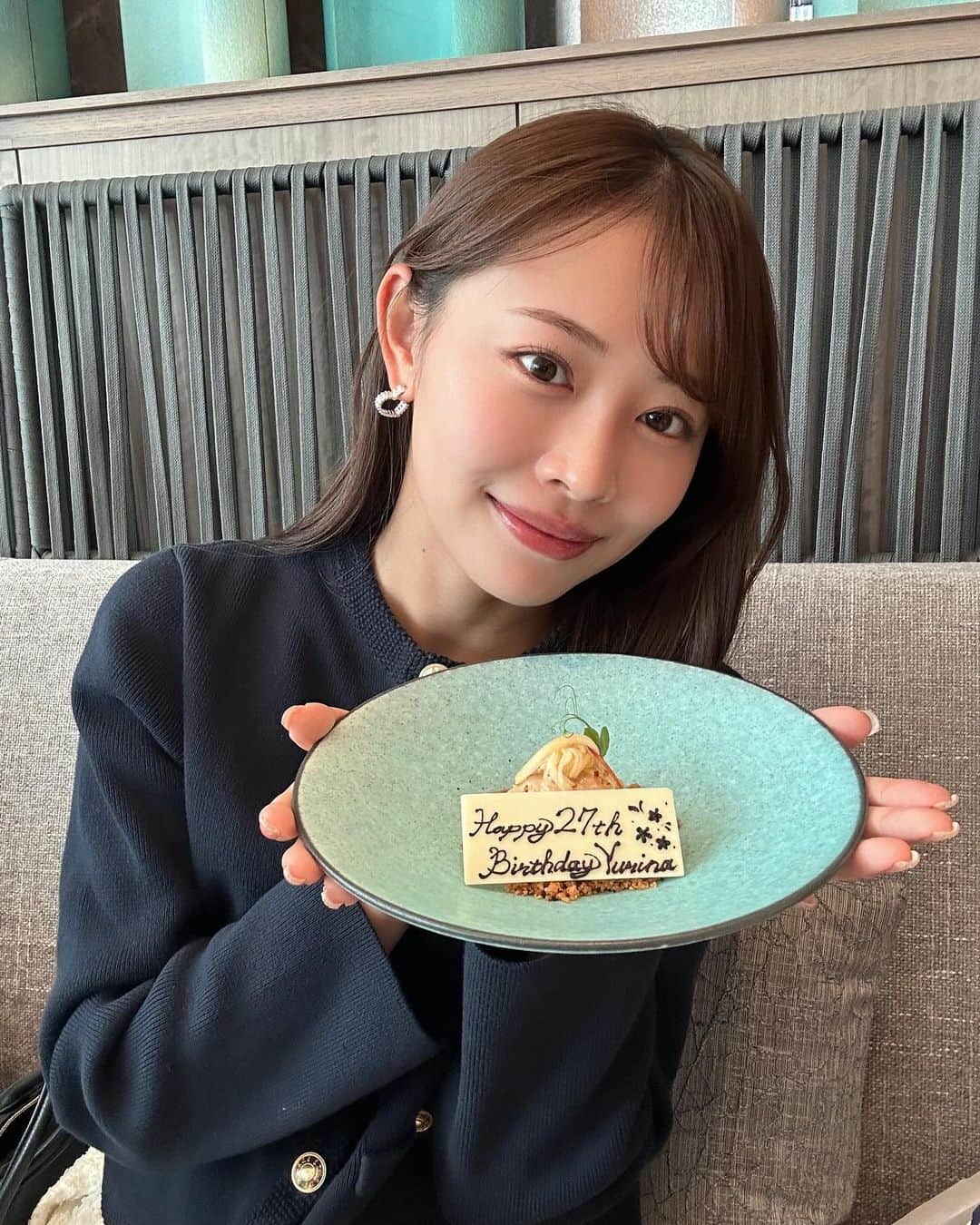 高木由梨奈のインスタグラム：「11/11で27歳になりました🎂🩵 祖母と全く同じ誕生日なので一緒にお祝いしてもらったよ✌️  一年って本当にあっという間💭 一日一日を大事に過ごしたいなと改めて思いました✨ ここまで育ててくれた両親に感謝💕😌  27歳もお仕事にゴルフに遊びに全力で頑張っていきます〜！  これからもどうぞよろしくお願いします☺️」