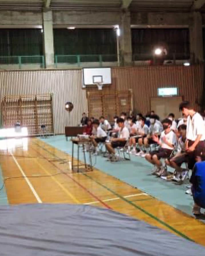 玉城ちはるのインスタグラム：「【 因島重井中学校　命の参観日】  11月3日は広島県の因島にあります、重井中学校での命の参観日でした。  この日は娘を連れての同伴講演。 先生方や中学生たちが娘も優しく受け入れてくださり、 1時間半見事に娘は中学生に混じって椅子に座って私の講演を聞くことができました笑  ❤️めちゃくちゃ体育館が居心地良かったようです感謝❤️  全校生徒の数が40人弱の重井中学校！ 文化祭の行事の一環に広島出身の講演者をという事で  中国新聞に載った私の記事をきっかけに校長先生が呼んでくださいました^_^  子供の頃から同じ小学校、中学校の子どもたちにとって多文化や、他者理解はもう染み付いてるまたは、他県に出ない限りは少し遠いお話かな？と思ったら最後に挨拶をしてくれた生徒さんが  「因島も海の仕事で沢山の外国人の人達が住んでいます。僕たちにとっても多文化共生は身近な事なので勉強になりました」といわれ、私の方が勉強になりました^_^」