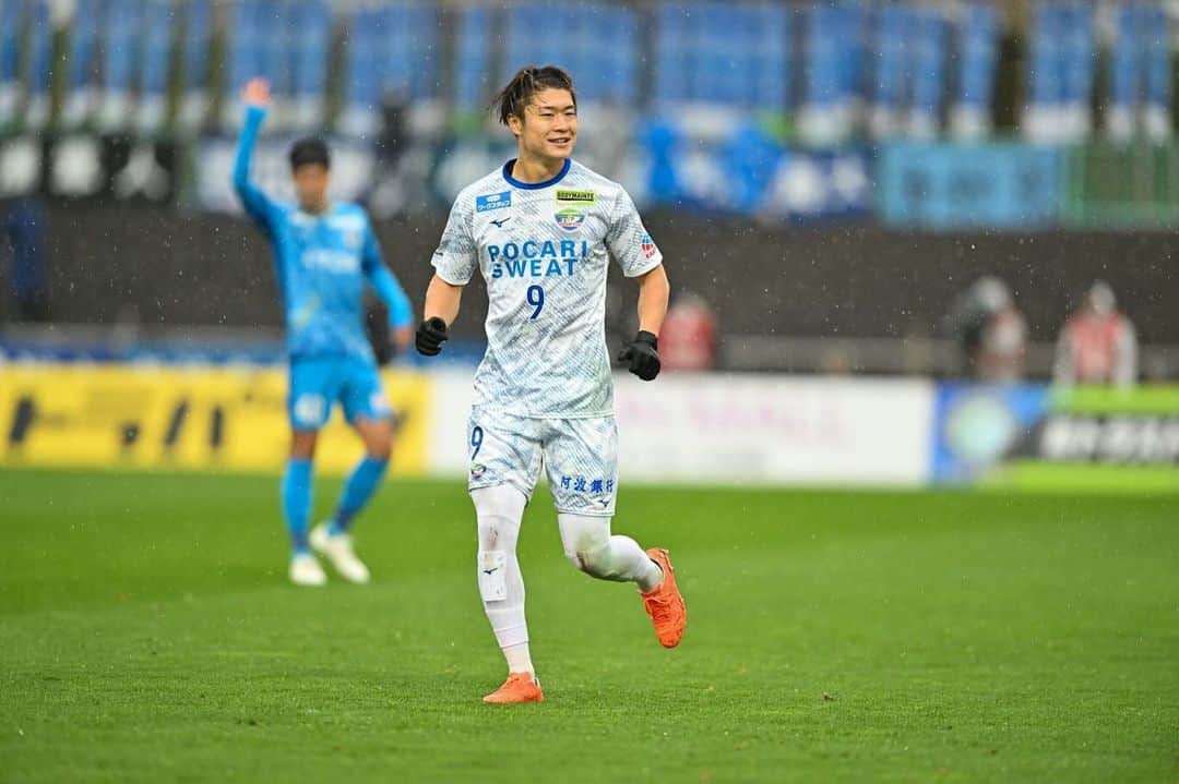 徳島ヴォルティスのインスタグラム：「【11/12(日)13:00 秋田戦(アウェイ)】  2023シーズンの最終戦となった、アウェイ秋田戦。 1点を追う苦しい展開となりましたが、終了間際、 #森海渡 選手がPKを決め切り、1-1の引き分けとなりました。 気温6℃のなか、最後までスタジアムで応援してくださったサポーターの皆様、その他、DAZNや各地で応援してくださった皆様、本当にありがとうございました。  苦しいシーズンとさせてしまいました。本当に申し訳ありません。ただ、今シーズン味わった悔しさを決して忘れることなく、未来に向かっていきます。  今シーズン、応援してくださったすべての皆様、本当にありがとうございました。  #徳島ヴォルティス #vortis」