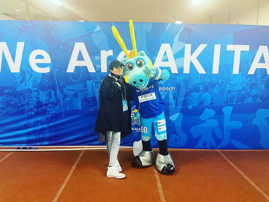 松本英子のインスタグラム：「#ブラウブリッツ秋田 ⚽️の最終節！！ BB PARKでミニライブをさせて頂きました🎤 冷たい雨の中で☔️秋田県民歌もご唱和頂いたりなどサポーターの皆さん、本当にありがとうございました🙌  試合結果はドローで本当に惜しかったー😭来季も引き続き応援しています📣  #ブラウゴン と🩵🤍　  @blaublitz_akita #soccer #J2 #⚽️ #AKITA」