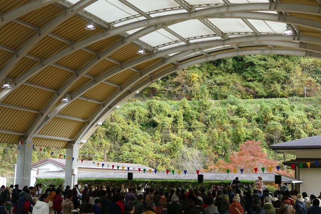 山田義孝さんのインスタグラム写真 - (山田義孝Instagram)「🌾🌾🌾 愛知県豊根村の収穫祭✌︎✨ 今年何度も足を運んだ豊根村。 田んぼの雑草取りや稲刈りまで体験して 今回はいよいよ新米を味わえました🍚 ずっと同じ田んぼで収穫までご一緒させてもらったChageさんと共に今日はLIVEも楽しみました✌︎ Chageさんは本名が柴田さんという事で 柴田吉田山田の3人で何か楽しいことしたいねって 嬉しいお話をさせてもらいました🥹 今回は途中参加させてもらったプロジェクトだったので 次は僕等のファンの皆んなも連れて行きたい💥💥💥 お楽しみに✨ #豊根村 #サンデーフォーク #ZIPFM #素敵な出逢いをありがとうございました #また来年も体験したい」11月12日 17時59分 - yamadayositaka