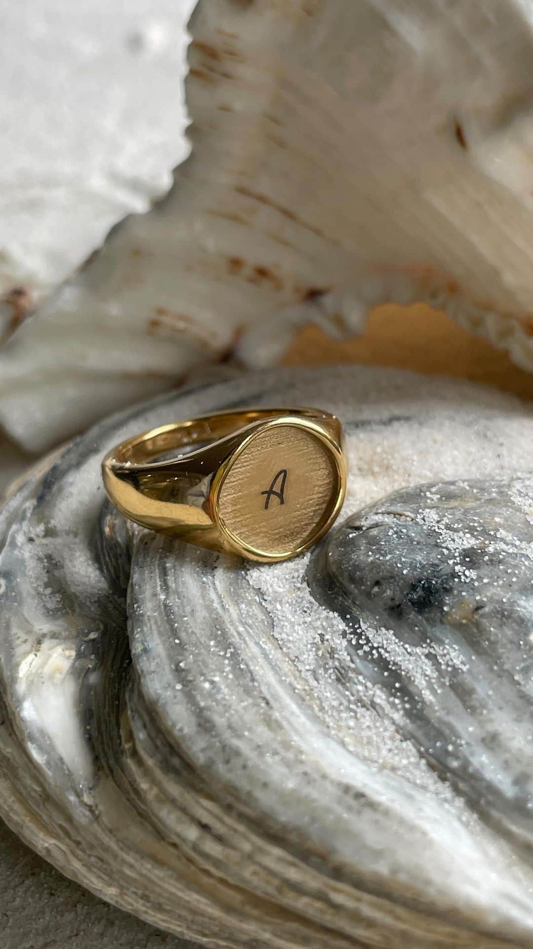 PAUL HEWITTのインスタグラム：「MAKE IT YOURS.✨Unser Engravable Signet Ring ist genau das richtige Geschenk für Ringliebhaber. Er ist in Gold oder Silber erhältlich und kann mit Symbolen und Buchstaben individuell graviert werden.🎁 #specialgift   #PaulHewitt #engravable #withlove」