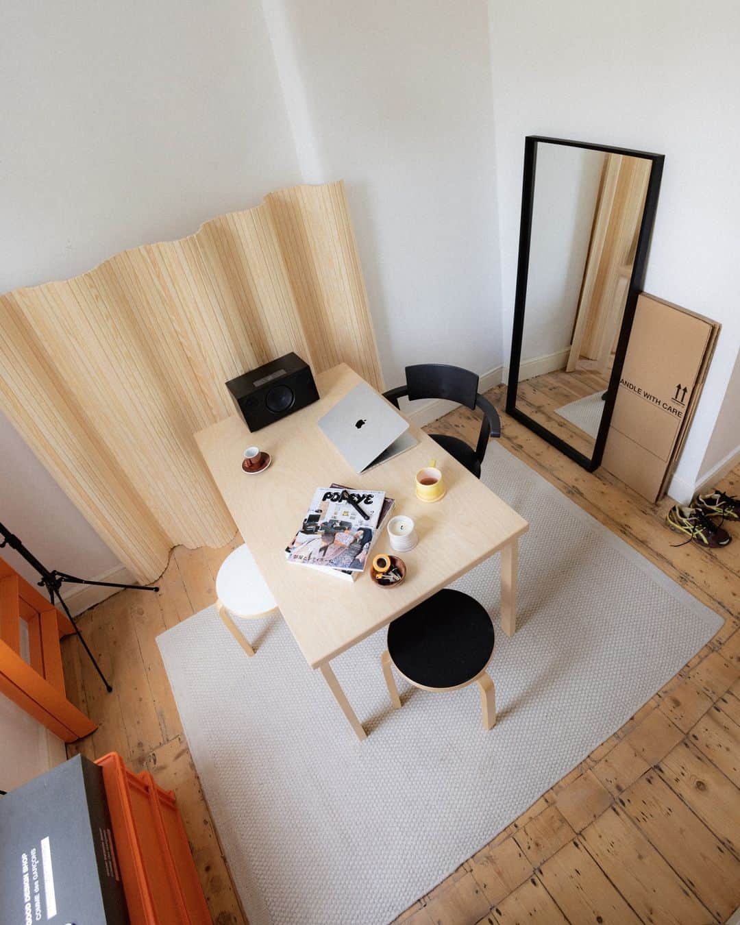 Artekさんのインスタグラム写真 - (ArtekInstagram)「A lovely compact home office set up at @olvh's 🏡.⁠ ⁠ If you are looking to revamp your home office, make sure to check out our digital tool for suggestions that will fit your space perfectly. Find the tool in the link in bio. ⁠ ⁠ Products featured: ⁠ Stool 60, Screen 100, Rival Chair, Pendant Light A110 “Hand Grenade”, Aalto Table」11月12日 18時00分 - artekglobal
