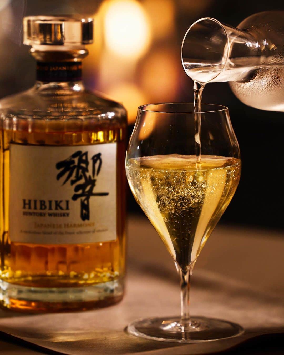 響 | SUNTORY WHISKY HIBIKIのインスタグラム：「. HIBIKI TIME ~二十四節気・立冬~  華やぎを添えたスパークリングスタイル。 A sparkling glass of whisky with soda, adorned with brilliance.  #hibiki #響 #hibiki_time #二十四節気 #24seasons #立冬 #ritto #withnature #hibikiwithsoda #sparkle」