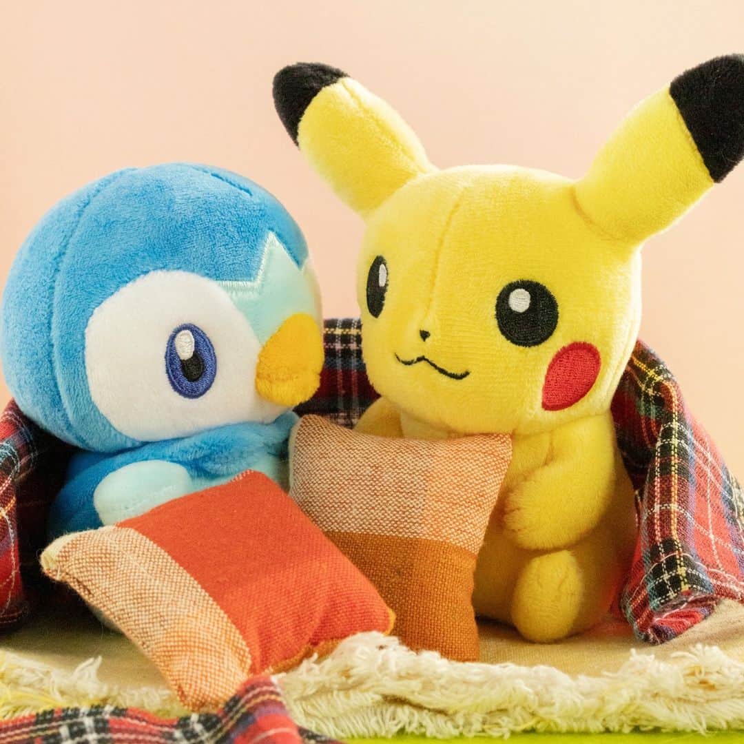 ピカチュウ公式Instagramのインスタグラム：「【 #今日のピカチュウ 】  ポッチャマと何やら作戦会議チュウ？🤔💭 どんな会話をしているのか気になるね🎵  #ピカチュウ #ポッチャマ #ポケモン #ポケットモンスター #クッション #毛布 #今日の一枚 #pikachu #piplup #pokemon #pokémon #pikachu_snap #cushion #blanket」