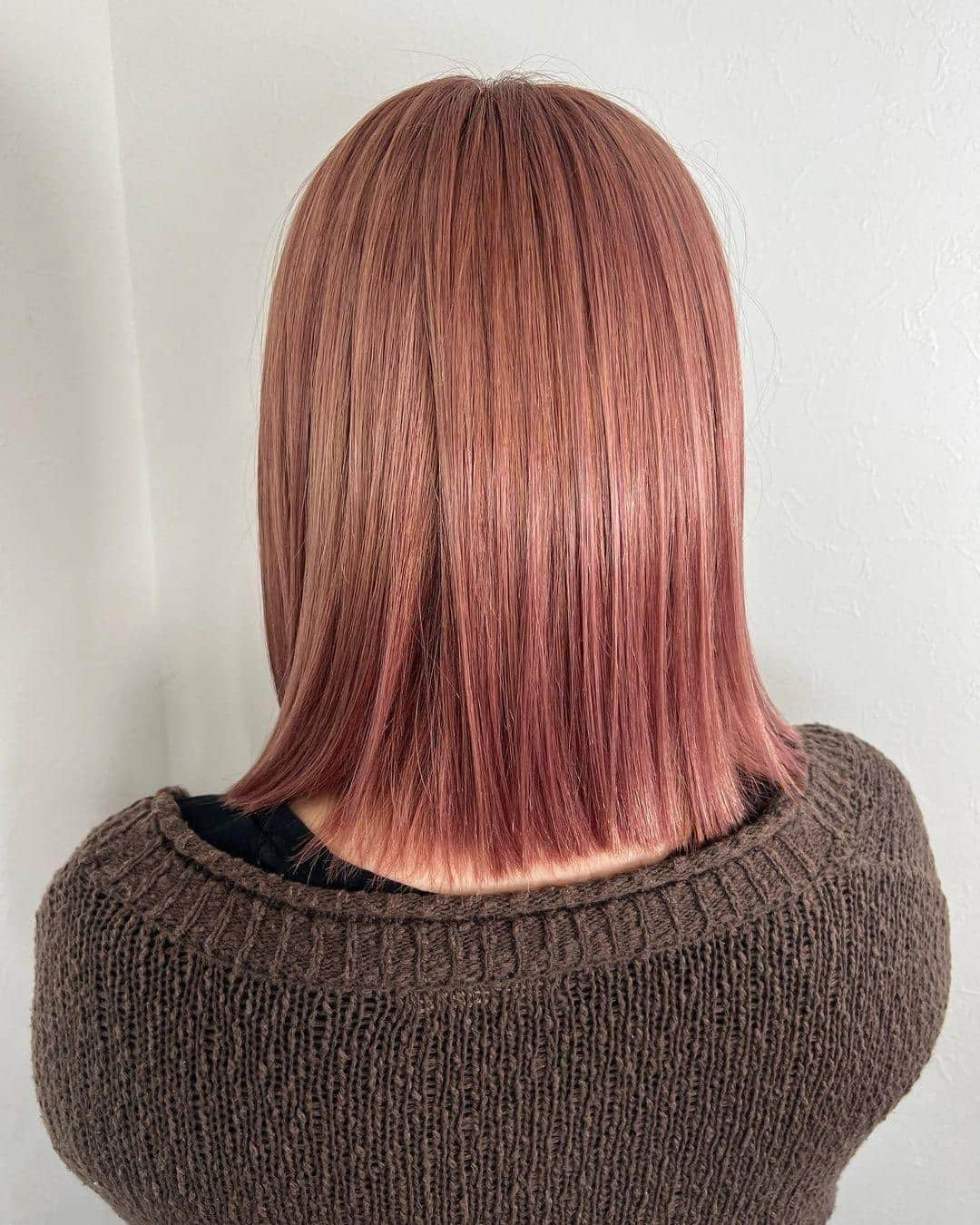 Wella Professionals Japanさんのインスタグラム写真 - (Wella Professionals JapanInstagram)「コレストンでつくるシアーピンク 💕   お店のカラー剤はWELLAのみ！という筋金入りのWELLA LOVER💕  WELLA Passionsitas  Cerisierの池上 ひろみさん（@hiromi.cerisier)がコレストンのアレンジでブリーチ履歴のBeforeからツヤツヤなシアーピンクを投稿してくださいましたので、ご紹介します🙌  ★☆★☆★☆★☆★☆★☆★☆★☆★☆★☆★☆  【recipe】  ROOTS  10/95 : 10/96 : 9/00 + pink = 3 : 1 : 1 + 10%  ENDS  10/95 : 10/96 ＋ pink = 3 : 1 + 30%  ★☆★☆★☆★☆★☆★☆★☆★☆★☆★☆★☆  【投稿大募集中】 WELLAの薬剤を使用して作った投稿をお待ちしています。 投稿内に@wellapro_japanのメンションと使用された薬剤とレシピをご記入ください。 素敵な投稿をしていただいた方にはこちらからご連絡をさせていただき、公式アカウントにてご紹介させていただきます 🙌 たくさんの投稿お待ちしています。 （薬剤をアレンジされる場合は同一ブランドのみでお願いいたします）  #ウエラ #コレストン  #シアーピンク #ヘアカラー #ヘアスタイル #カラー #サロンカラー #デザインカラー  #美容師 #美容室 #美容院 #ヘアサロン　 #髪色変えたい #ヘアカラー好きとつながりたい #イメージチェンジ #イメチェン #hair #haircolor #hairstyle」11月12日 18時00分 - wellapro_japan