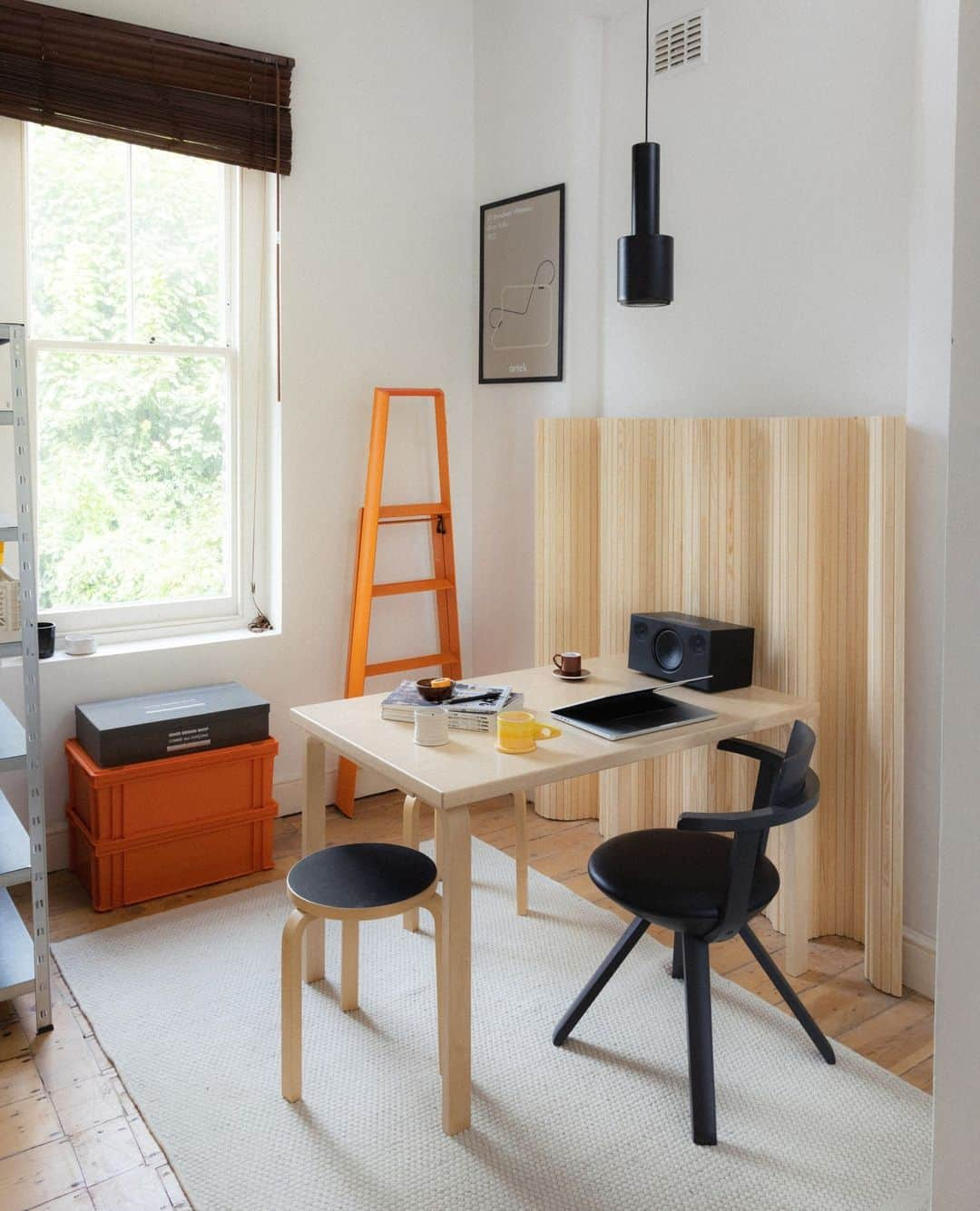 Artekのインスタグラム：「A lovely compact home office set up at @olvh's 🏡.⁠ ⁠ If you are looking to revamp your home office, make sure to check out our digital tool for suggestions that will fit your space perfectly. Find the tool in the link in bio. ⁠ ⁠ Products featured: ⁠ Stool 60, Screen 100, Rival Chair, Pendant Light A110 “Hand Grenade”, Aalto Table」