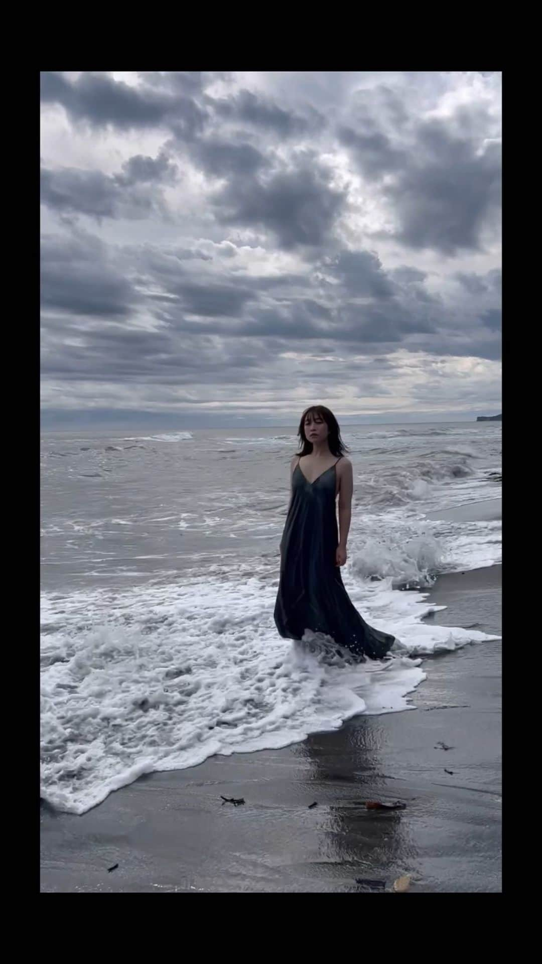 伊藤雨音のインスタグラム：「11月の海で撮影📸 最後まで見てね👀笑」