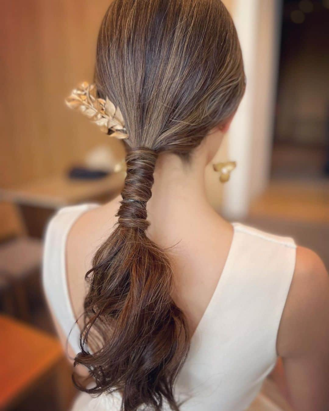 ゼクシィさんのインスタグラム写真 - (ゼクシィInstagram)「. 【＜ポニー＆ダウン＞花嫁ヘア実例５】 . 披露宴やお色直しで人気の ローポニーと華やかなダウンスタイルの 花嫁ヘアを集めました！  どんなヘアがいいか ぜひ参考にしてみてね💕 . ＜ローポニー＞ ハイライトが映える大人っぽいスタイル ドライの🍃をゴールドに染めた ヘアードでアクセント！ @a_and_wd さん  つるっとしたトップにふわふわの ローポニーがかわいらしいヘア 毛流れが美しい💗 @mnk.0222wd さん  ＜ダウンスタイル＞ キュートなハーフツインスタイル！ シニヨンからのチェンジも15分と スピード感も魅力 @omochi__.rlr さん  ふわふわウエーブの ダウンスタイル×ティアラ @722k__twd さん  花やチュールを散らばせら ふわふわのハーフアップ カラードレスの雰囲気にぴったり @hikono0909 さん . +♥+:;;;:+♥+:;;;:+♥+:;;;:+♥+:;;;:+♥+:;;;:+♥ . プロポーズから結婚式まで素敵なお写真募集中！ . ゼクシィ公式アカウントでお写真を紹介してみませんか？ 【#ゼクシィ2023】 を付けて投稿してください♡ . +♥+:;;;:+♥+:;;;:+♥+:;;;:+♥+:;;;:+♥+:;;;:+♥ . ▼公式アプリもCHECKしてね ゼクシィアプリはURLから @zexyrecruit  ▼理想の会場探しをプロがサポート！ ゼクシィ相談カウンターもCHECK @zexy_counter のURLから  #花嫁ヘア#カラードレスヘア#お色直しヘア#披露宴ヘア _ #ローポニー#ブライダルヘア#ウェディングヘア#結婚式ヘア#花嫁ヘアメイク _ #プレ花嫁#結婚式準備#花嫁準備中#結婚式レポ#2023秋婚#2023冬婚#2024春婚#2023秋婚プレ花嫁#2023冬婚プレ花嫁 _ #ゼクシィアプリ#ゼクシィ」11月12日 18時00分 - zexyrecruit