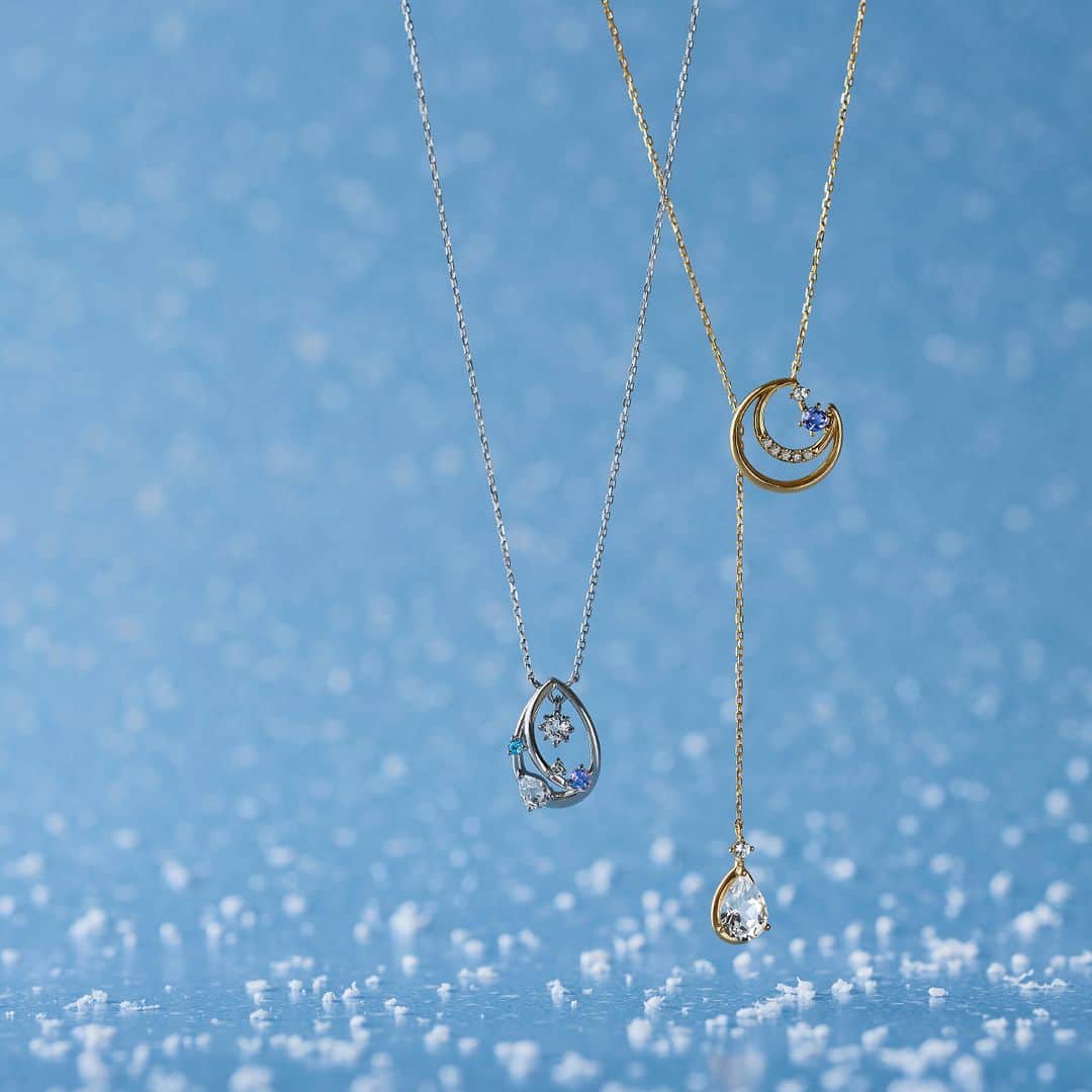 ４℃ / ヨンドシーのインスタグラム：「【2023 Christmas Collection】 ～BLESSING BLUE -祝福はきらめきの中に-～  空の高さ、海の深さを連想させる永遠に変わることない美しく豊かな青色の宝石「タンザナイト」がセッテイングされたネックレス。  空に浮かぶ月ときらめく星に祝福されているかのような華やかなデザインです。   左から ¥24,200(税込) SILVER(11234-412-1901) ¥29,700(税込) SILVER(11234-412-1902)    #ヨンドシー #ジュエリー #ネックレス #ダイヤモンド #タンザナイト #クリスマス #プレゼント #ギフト #ご褒美ジュエリー #ファッション #新作 #ブルー #青 #誕生石 #jewelry #necklace #diamond #tanzanite #gift #fashionjewelry #newarrivals #collection #christmas #blue #birthstone #112344121901 #112344121902」