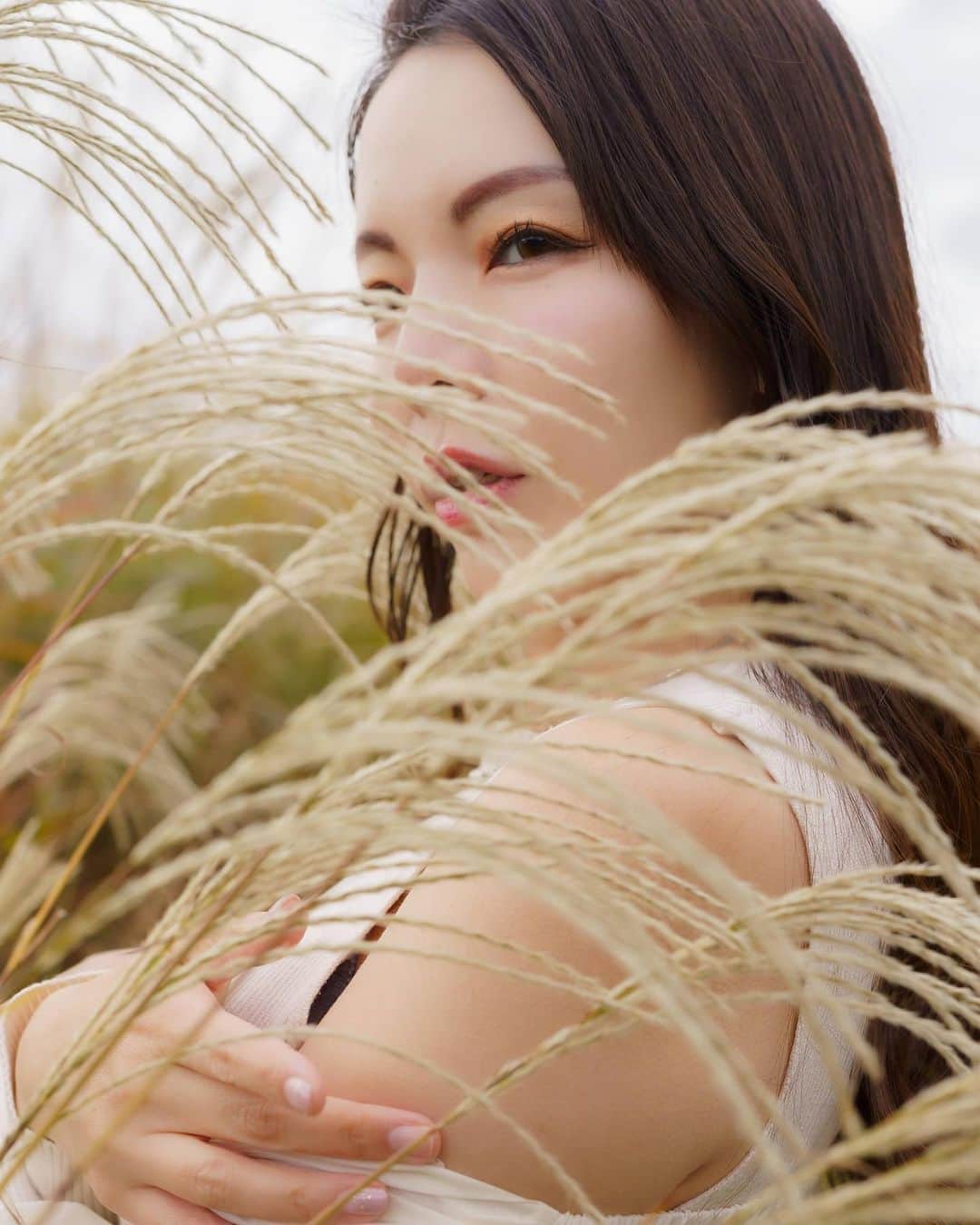 Mikaさんのインスタグラム写真 - (MikaInstagram)「『Susuki de mode』  箱根にいます(^^) 急に寒くて温泉が最高！！ 紅葉はまだちょい早かったけど色づきはじめて美しい♡  ・ ・ ・ photo by @shoji_photographer  model @mika_portrait  ・ ・ ・ ・ follow me💋  #美花展 #ススキポートレート #箱根仙石原 #仙石原すすき草原  #すすきポートレート #箱根観光 #箱根デート  #被写体モデル #カメラ女子 #キリトリセカイ #ポートレートセレクション #ポートレート撮影 #被写体依頼受付中 #スクリーンに恋して #カメラマンさんと繋がりたい #被写体なります #ポートレートしま専科 #写真を止めるな #jp_portrait部 #jp_portrait_collection #portrait #japanesegirl #asiangirl #love_camera_club #asianbeauty #super_portrait_channel #excellent_portraits #top_portrait_photo #pasha_magazine #tokyocameraclub」11月12日 18時02分 - mika_portrait