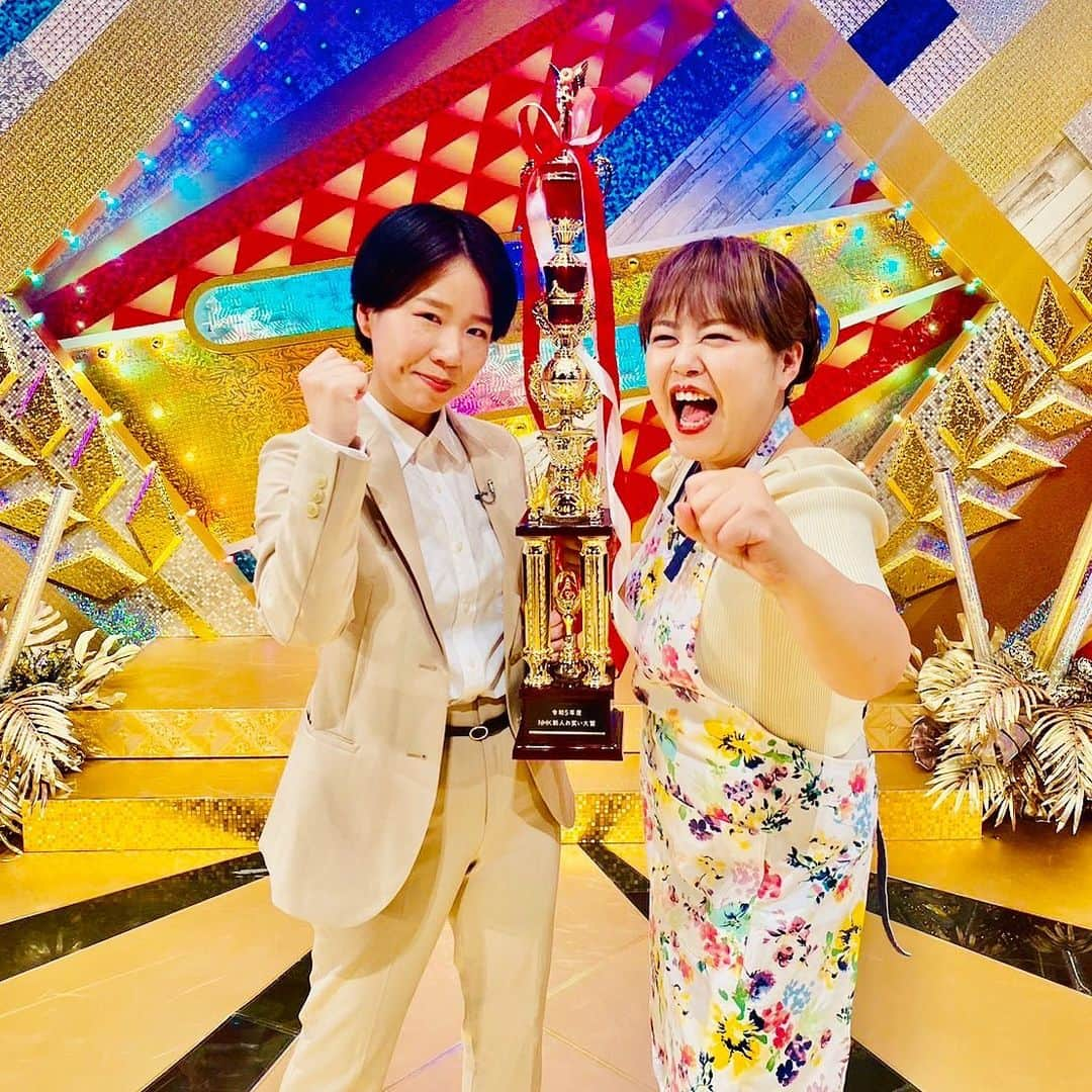 竹内知咲のインスタグラム：「NHK新人お笑い大賞優勝しました🏅 気持ちがいいと言わせてください！！！ いつも応援してくださる皆様本当にありがとう🤝  #天才ピアニスト #天才ピアニストますみ #天才ピアニスト竹内 #よしもと漫才劇場 #NHK新人お笑い大賞」