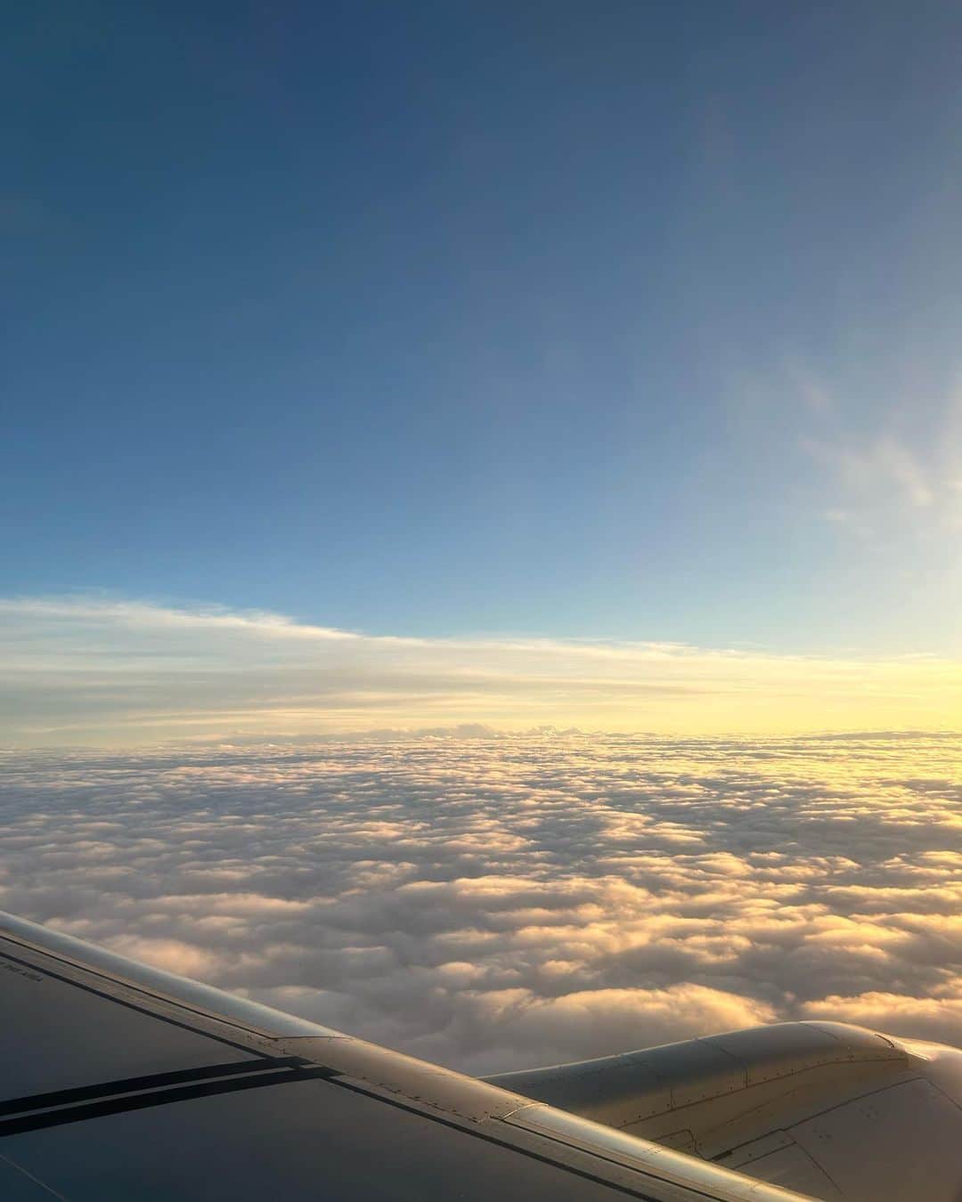 高橋野乃子さんのインスタグラム写真 - (高橋野乃子Instagram)「． 雲が見れるから飛行機が楽しみ✈︎  今日は綺麗な夕焼け見れそうや と思って 寝たり起きたり大変やった🌝  なんかよく羽の上」11月12日 18時04分 - _nonstyle_