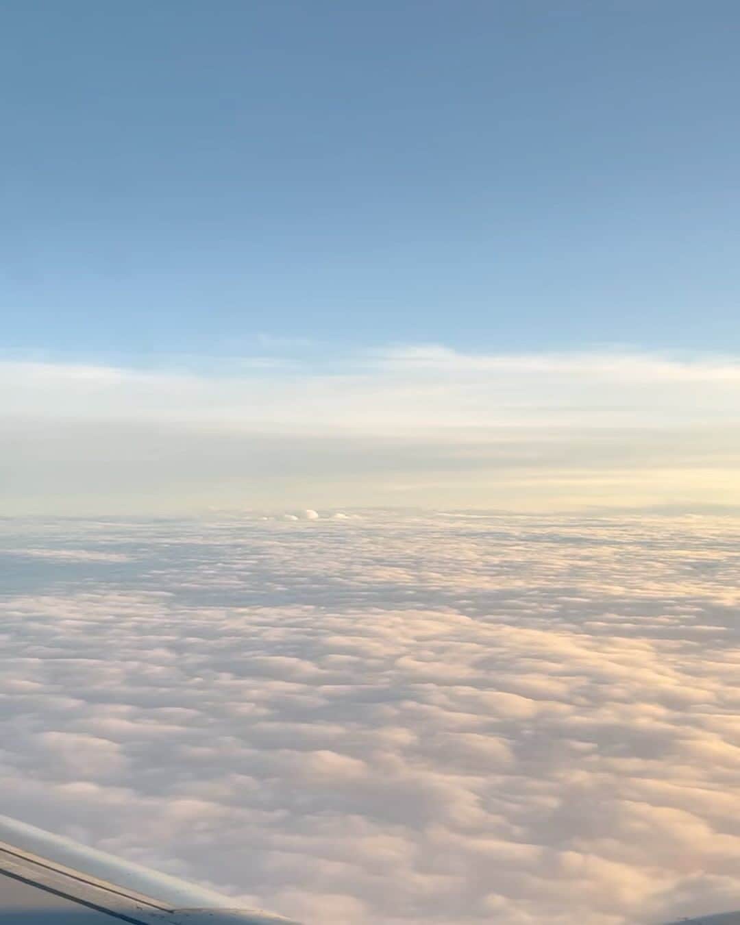 高橋野乃子のインスタグラム：「． 雲が見れるから飛行機が楽しみ✈︎  今日は綺麗な夕焼け見れそうや と思って 寝たり起きたり大変やった🌝  なんかよく羽の上」