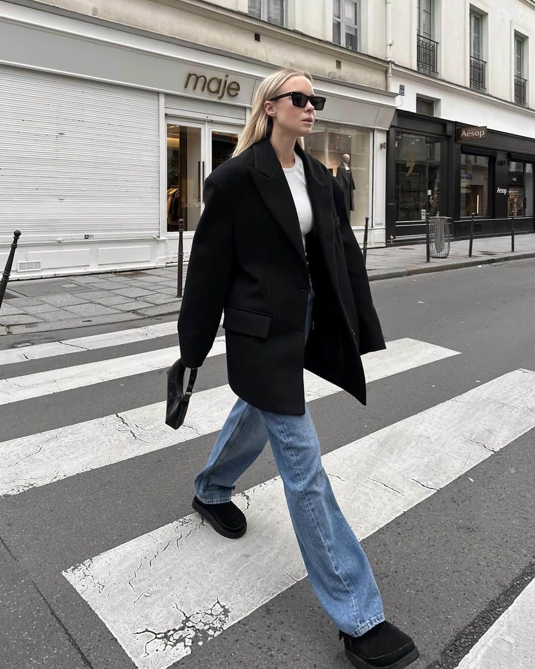 Victoria Törnegrenのインスタグラム：「That walk to get your morning coffee」