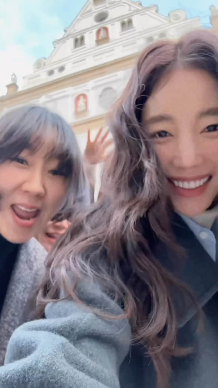 キ・ウンセのインスタグラム：「Munich 💙일정  도착하자마자 추워서 깜놀  날씨가 좋았다면 더 예뻤을텐데  아쉽지만 비 안온걸로도 럭키✌🏻 . . #kiootd🌿 #ootd #munich #kitravel🌿」